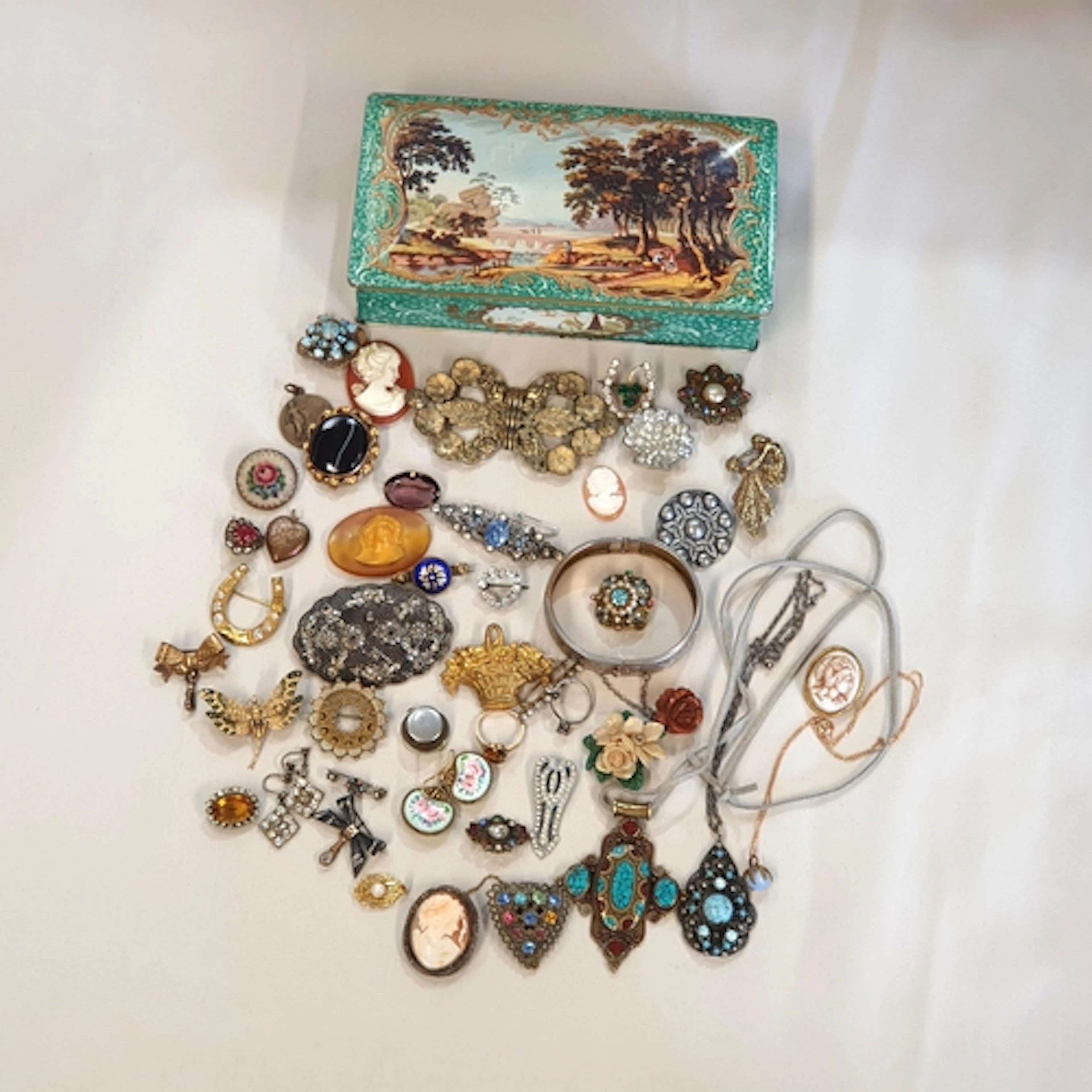 A collection of interesting Costume Jewellery to included a ...