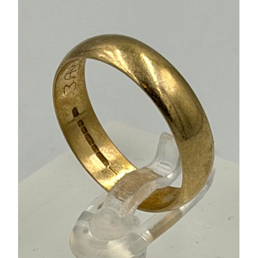 A 9ct gold wedding band approximate weight 2.7g and size P...