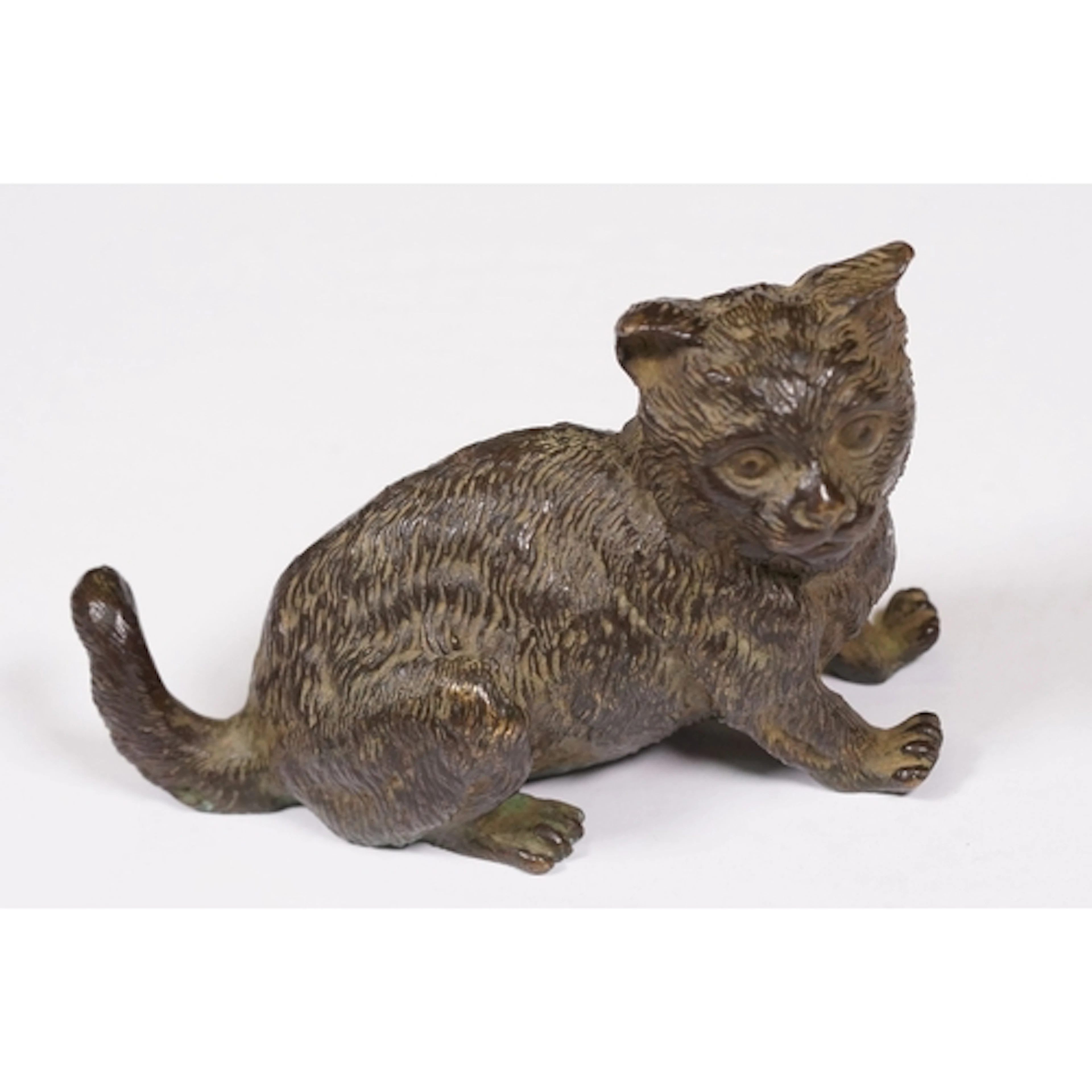 20th Century bronze model of a seated cat, measures 9cm long