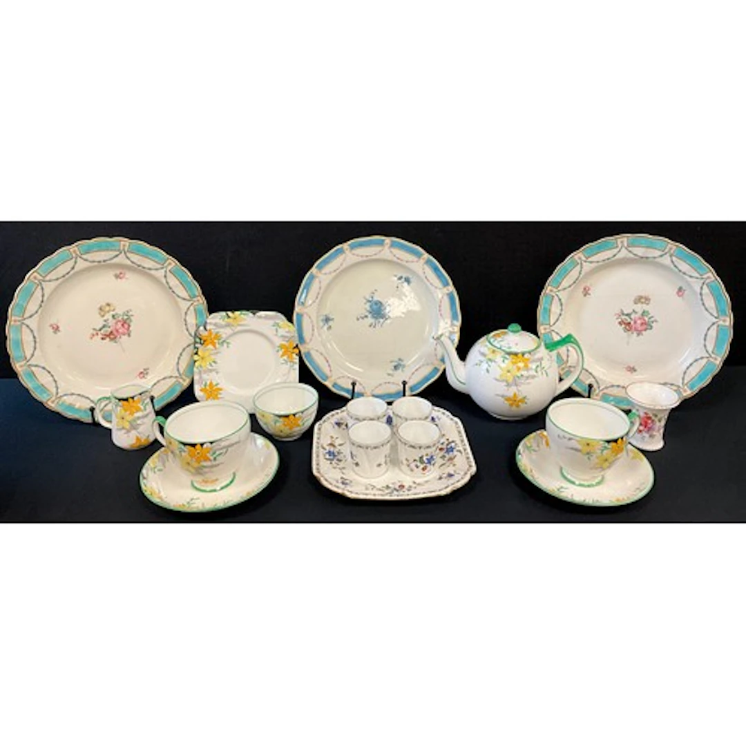 English porcelain - a late 18th century pair of Derby porcel...