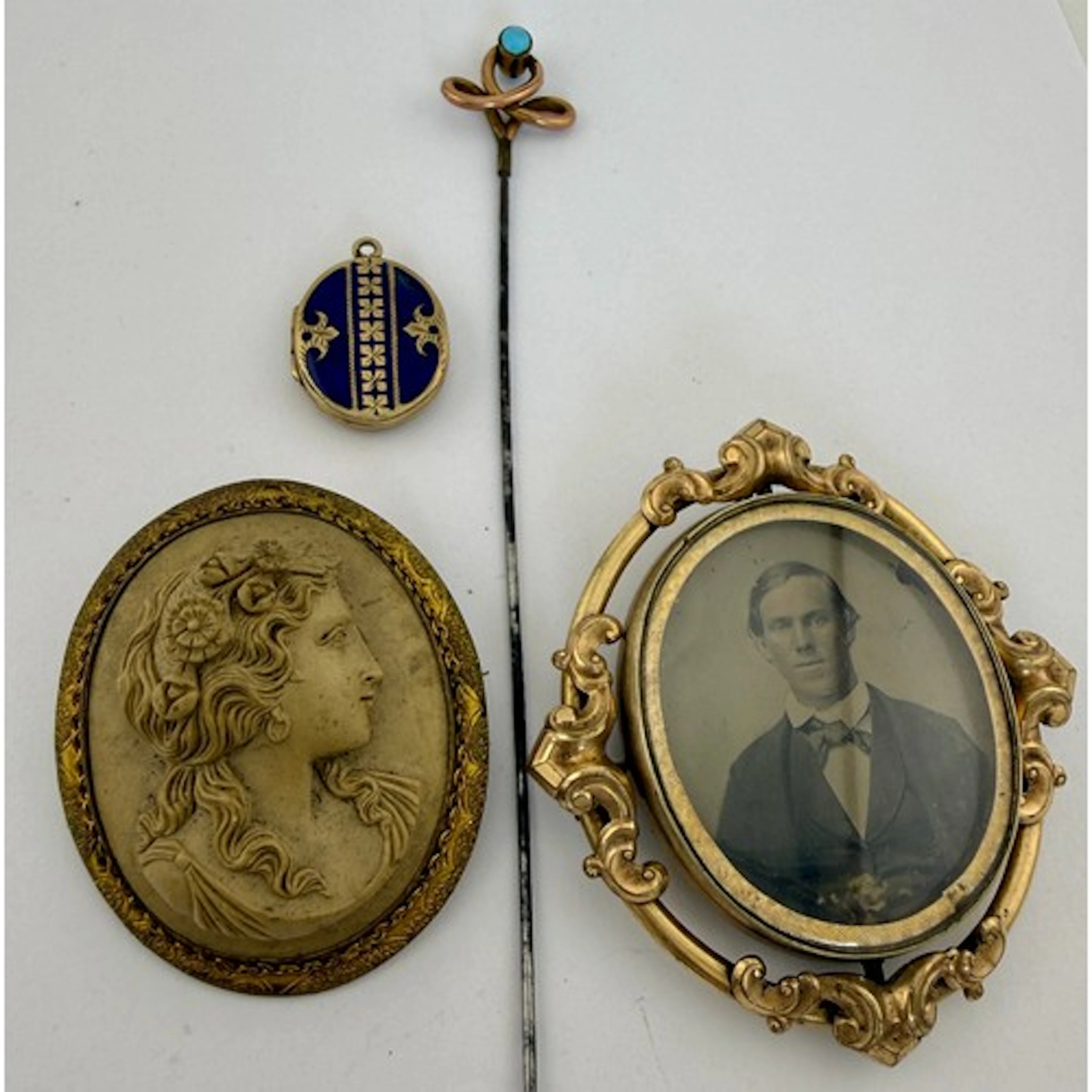 Nineteenth century jewellery to include cameo brooch, mourni...