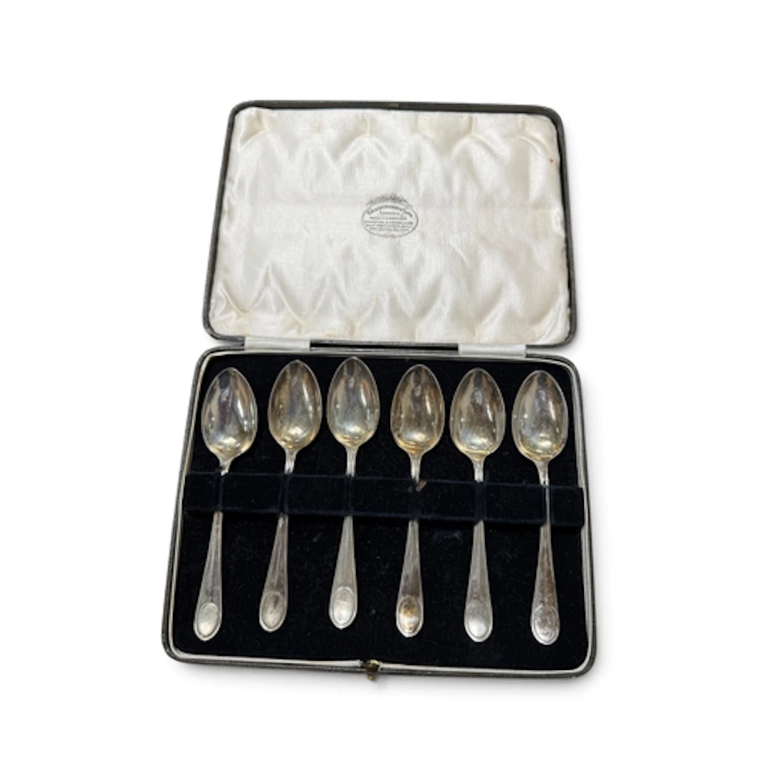 A SET OF SILVER TEASPOONS Total weight: 103gms In fitted blu...