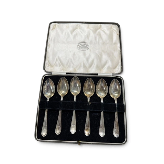 A SET OF SILVER TEASPOONS Total weight: 103gms In fitted blu...