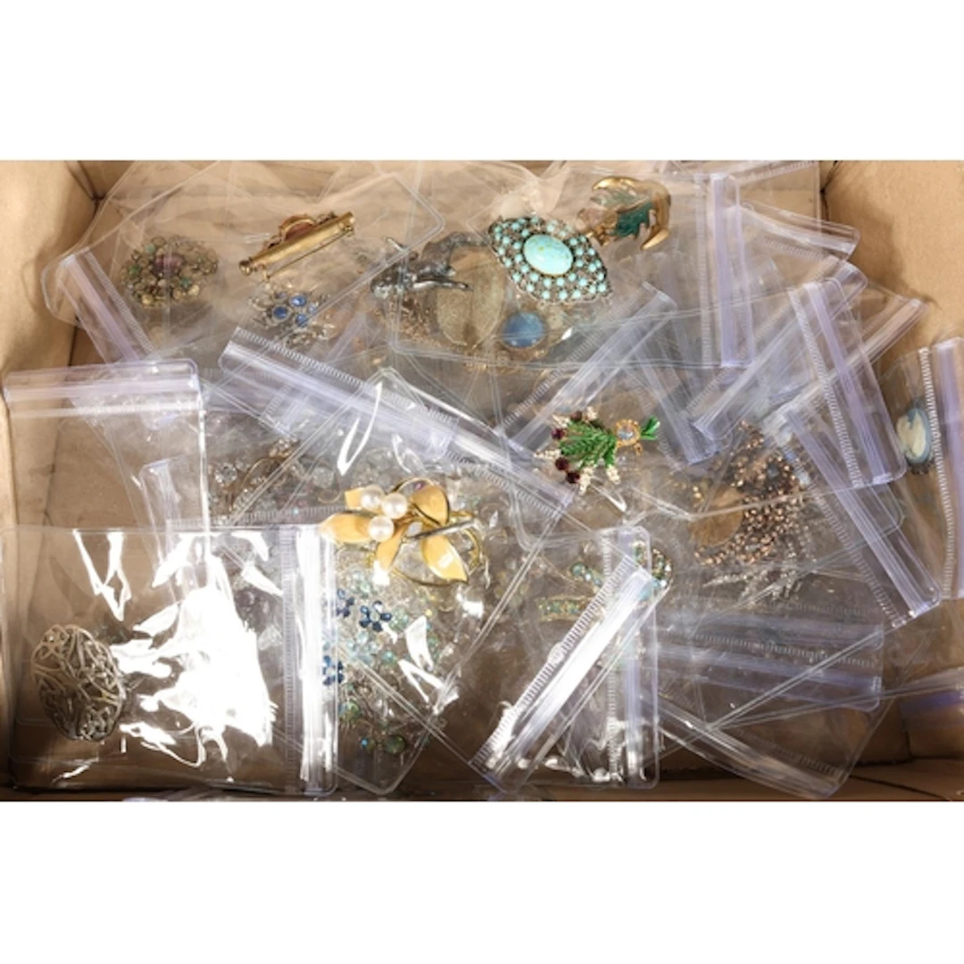 Costume jewellery brooches to include marcasite brooches, et...