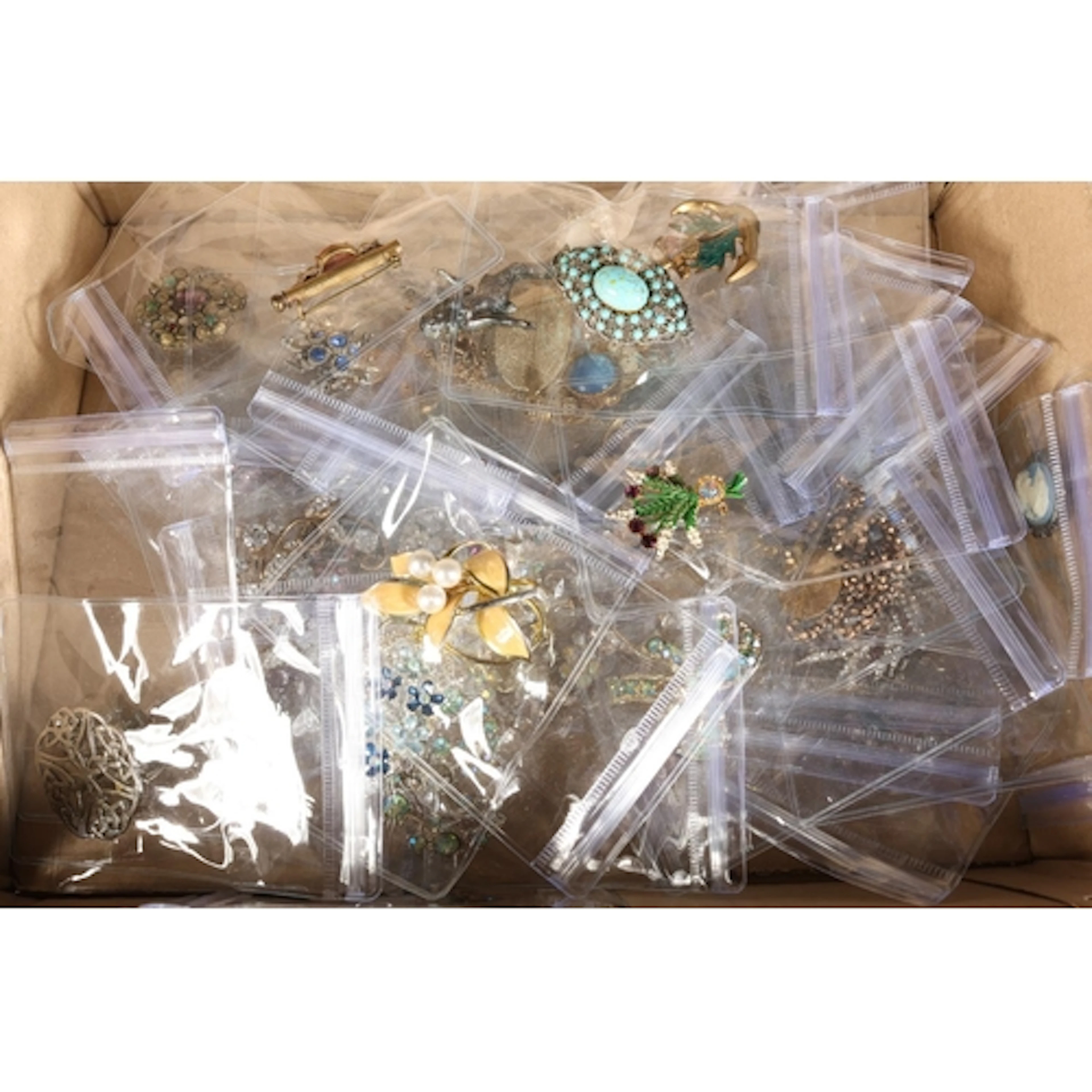Costume jewellery brooches to include marcasite brooches, et...