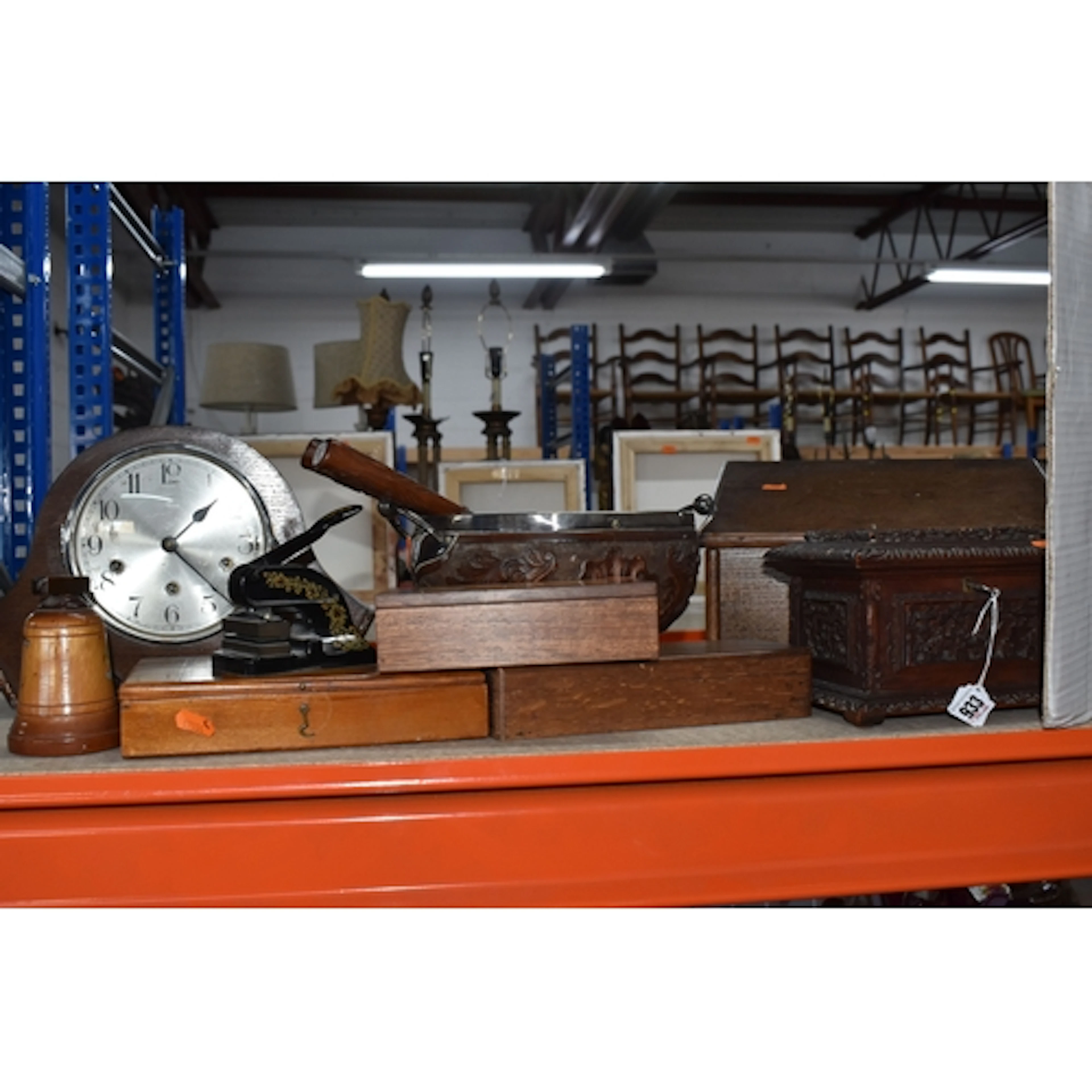 A GROUP OF VINTAGE ITEMS AND TREEN to include a carved Chine...