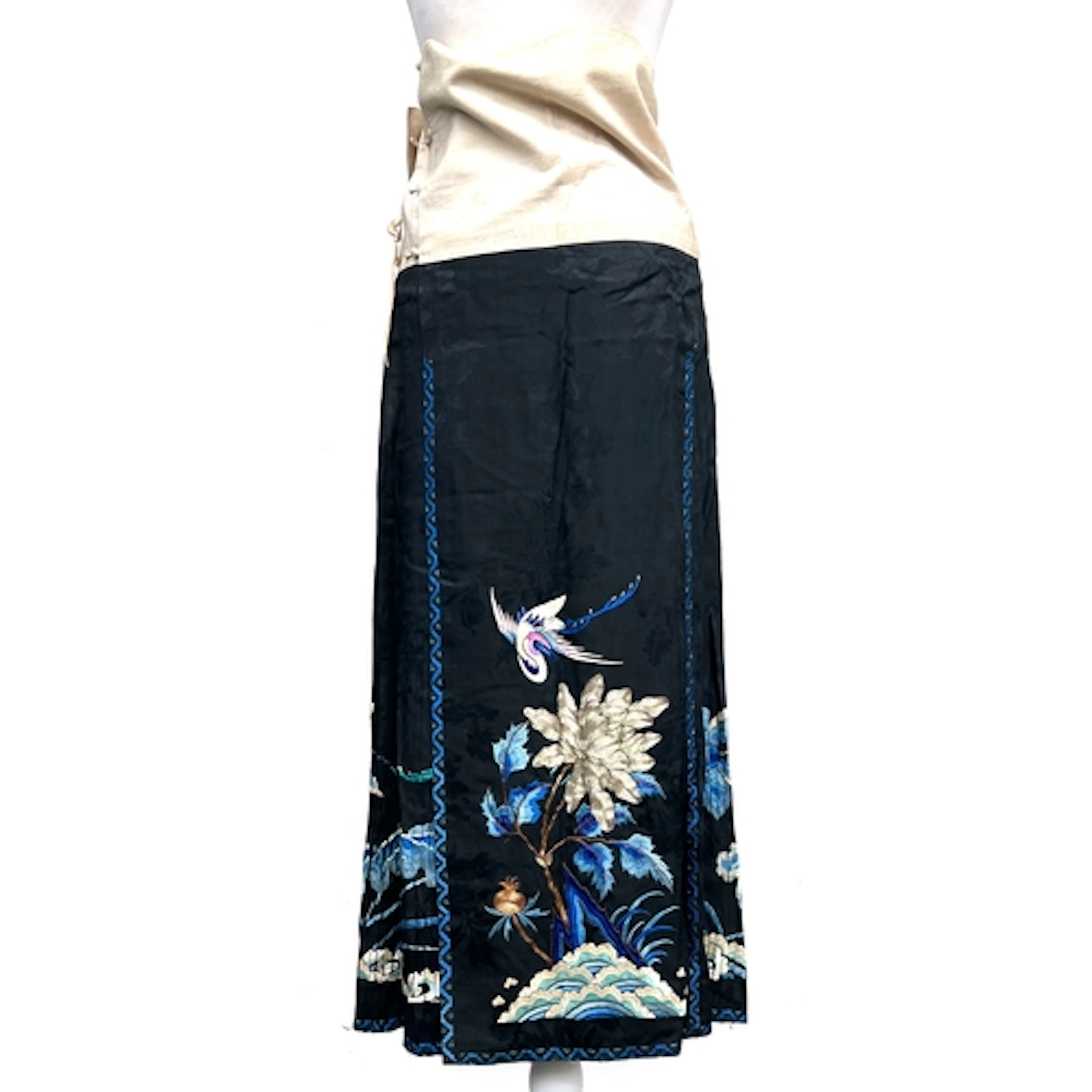 An antique early 20th century Chinese pleated silk mamianqun...