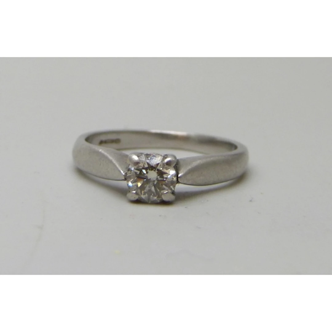 A platinum set diamond solitaire ring, 3.9g, J