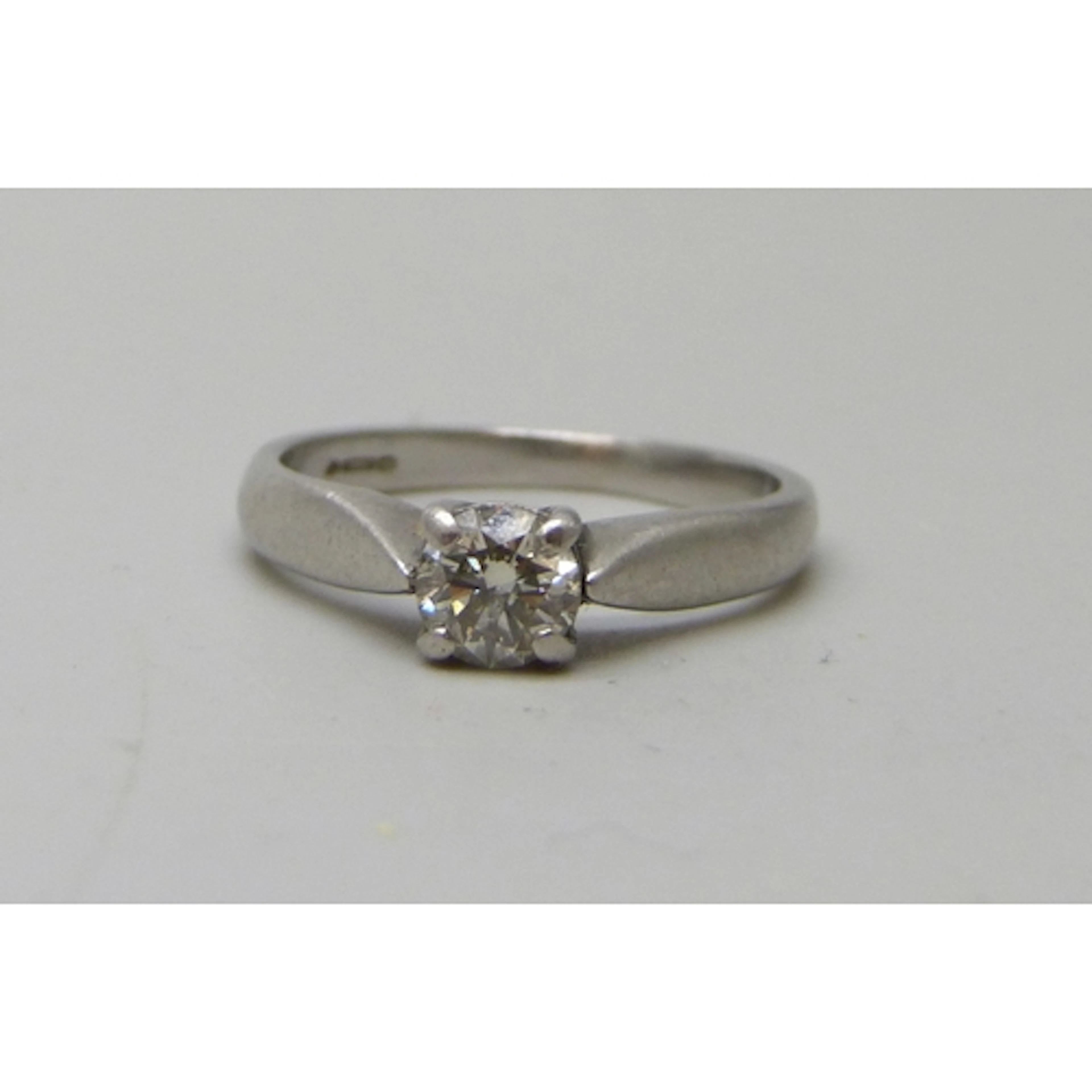 A platinum set diamond solitaire ring, 3.9g, J