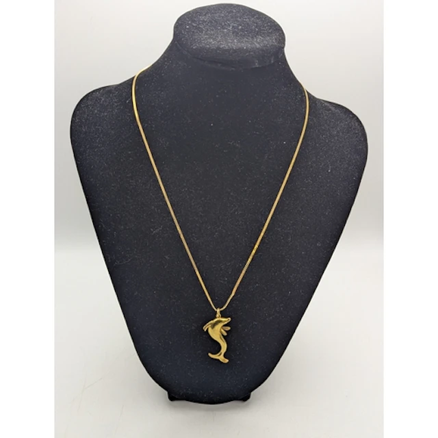 An 18ct yellow gold dolphin pendant, stamped 750, 3g, suspen...