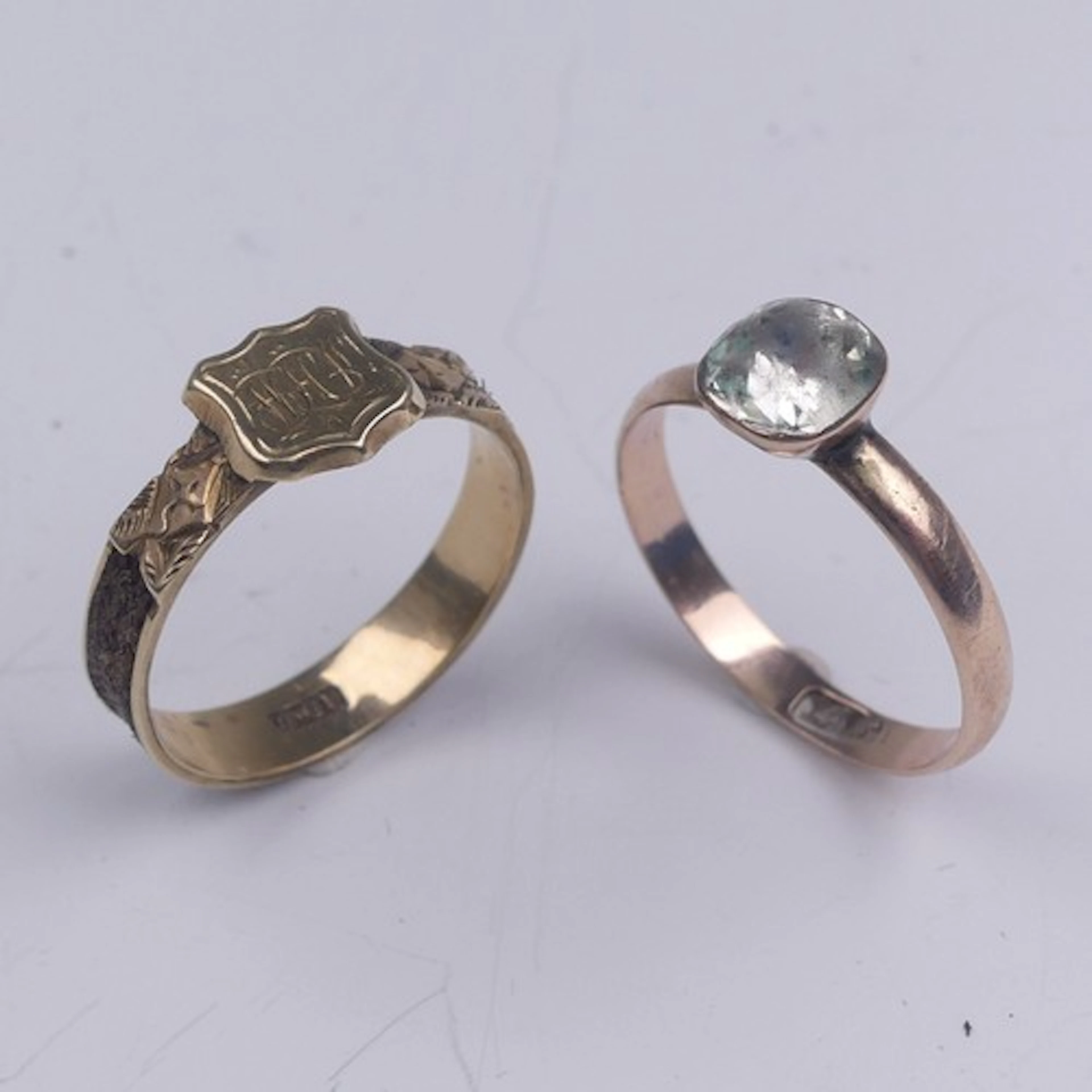 A Victorian 10ct gold hair set Memorial Ring, the shield sha...
