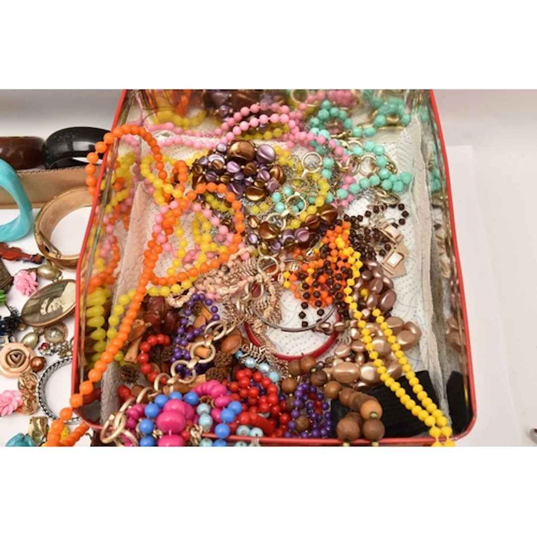 A TIN AND SMALL BOX OF COSTUME JEWELLERY, BELTS ETC, to incl...
