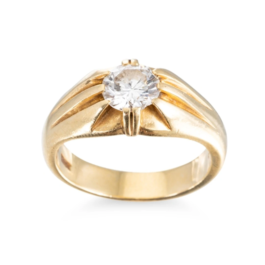 A GENT'S DIAMOND SOLITAIRE RING, the round brilliant cut dia...
