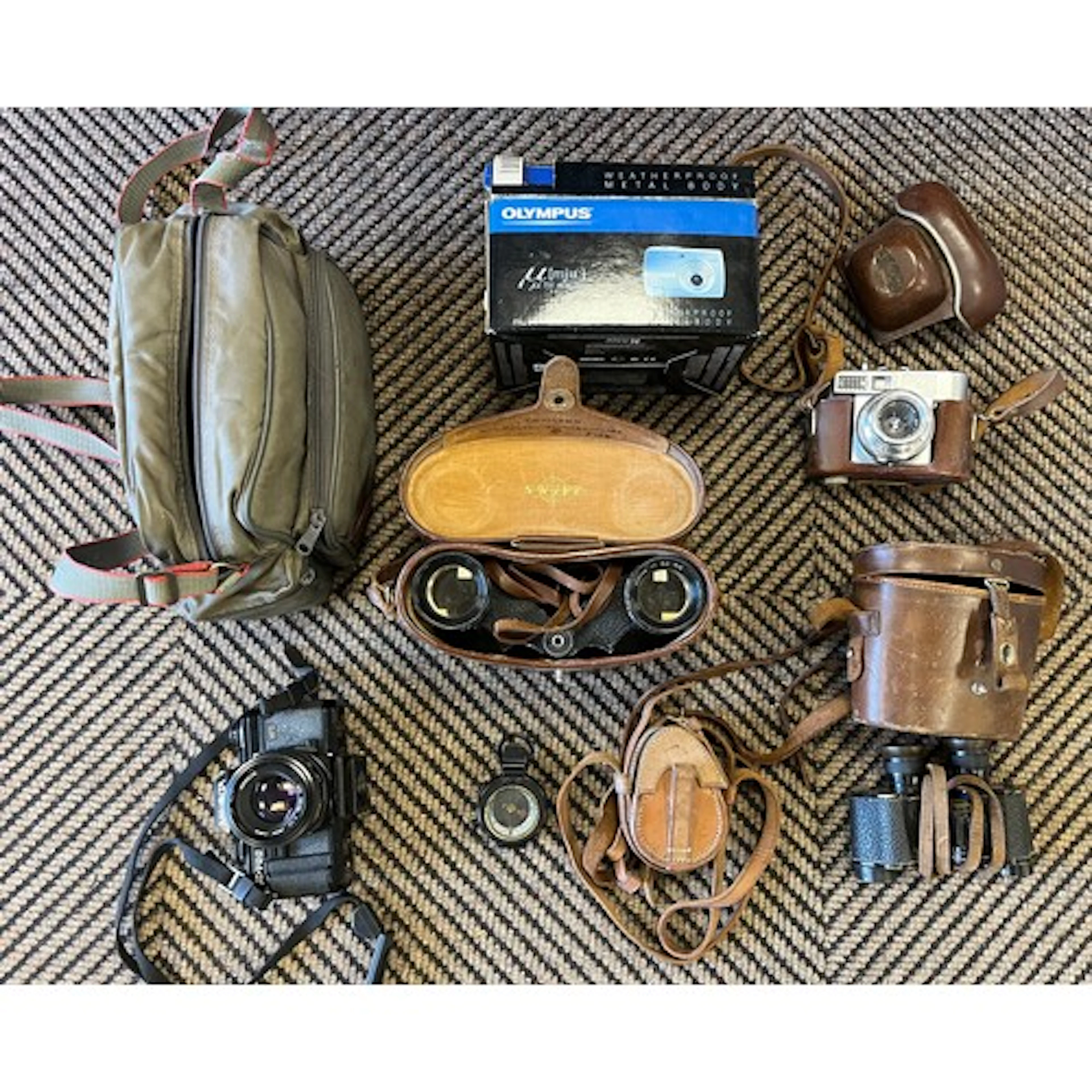 Vintage Voiglander camera in fitted case, two pairs of binoc...