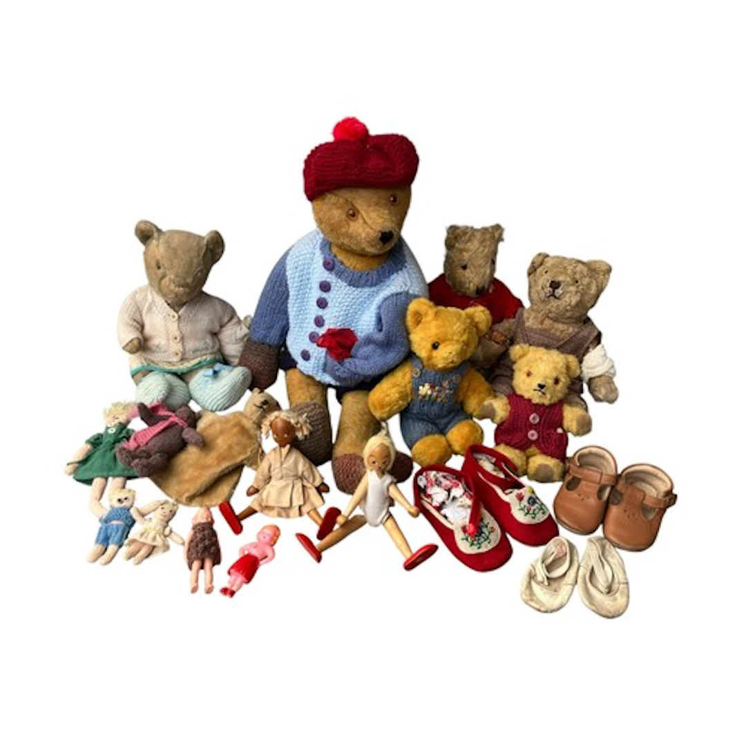 Collection of vintage soft toys & figures including vari...