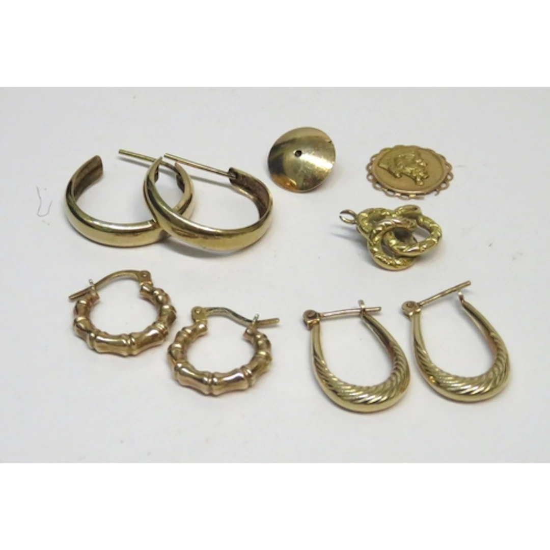 Three pairs of 9ct gold earrings, three other items, 7.5g to...
