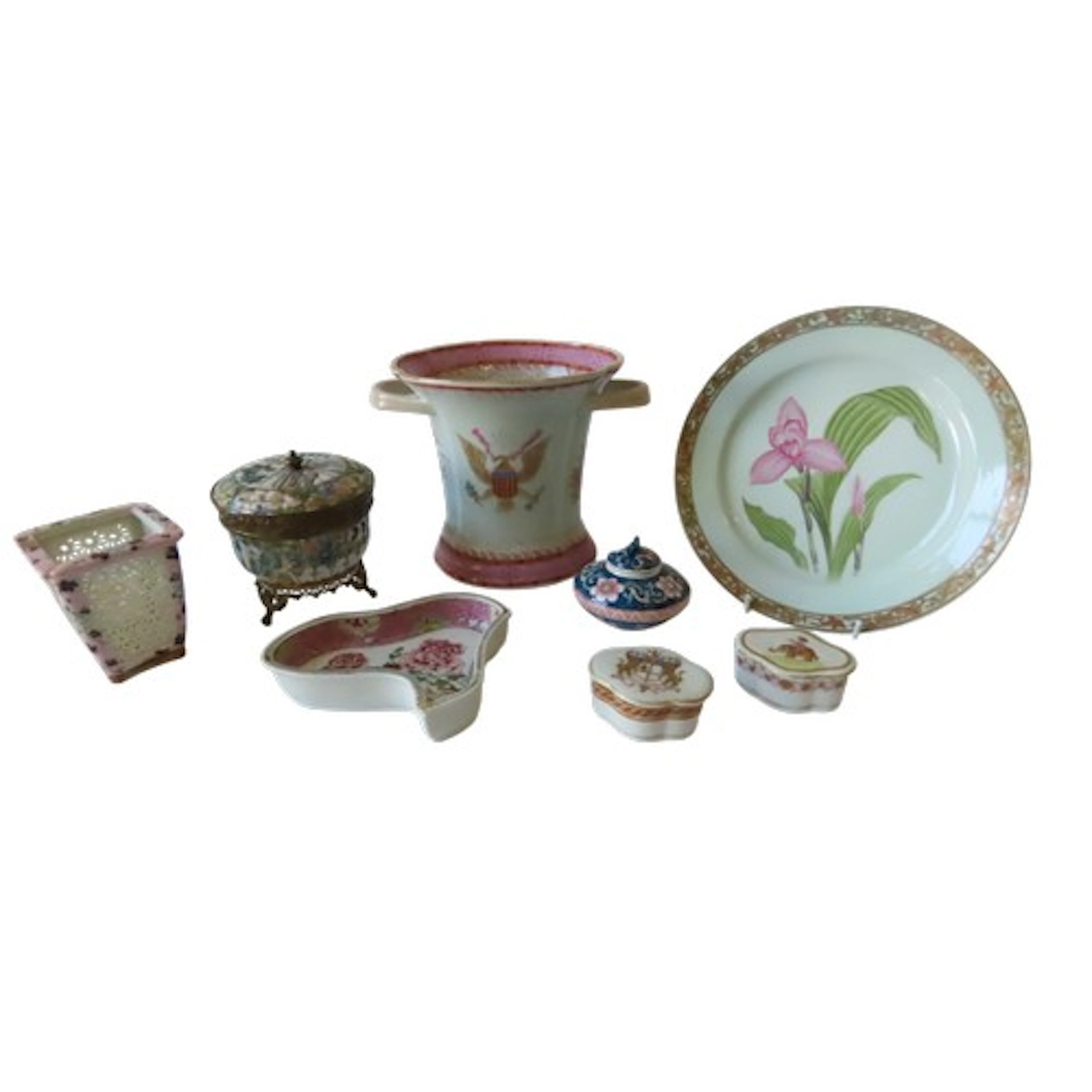 A GROUP OF FAMILLE ROSE PORCELAIN ITEMS Including two porcel...
