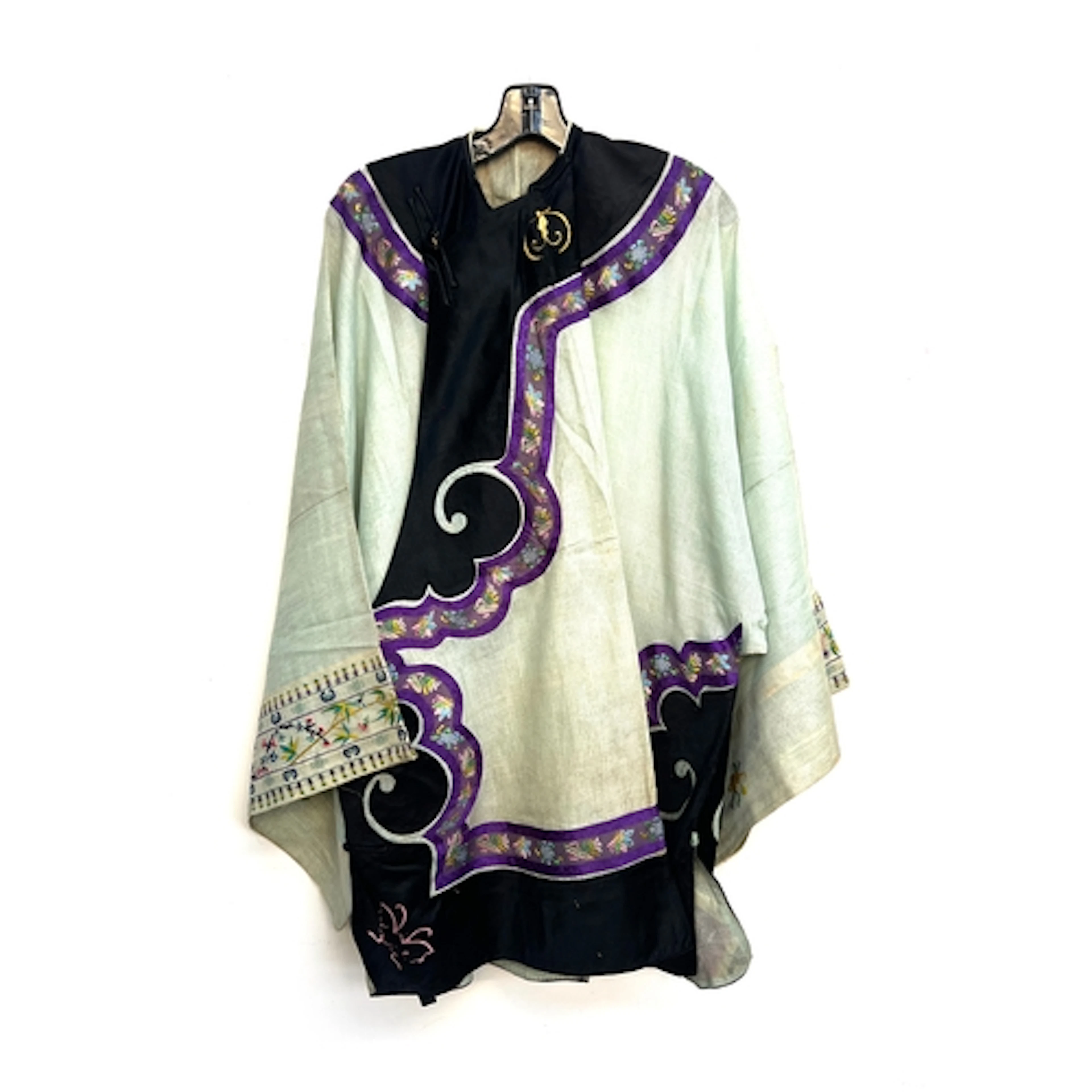 An antique late 19th/early 20th century Chinese silk lady's ...