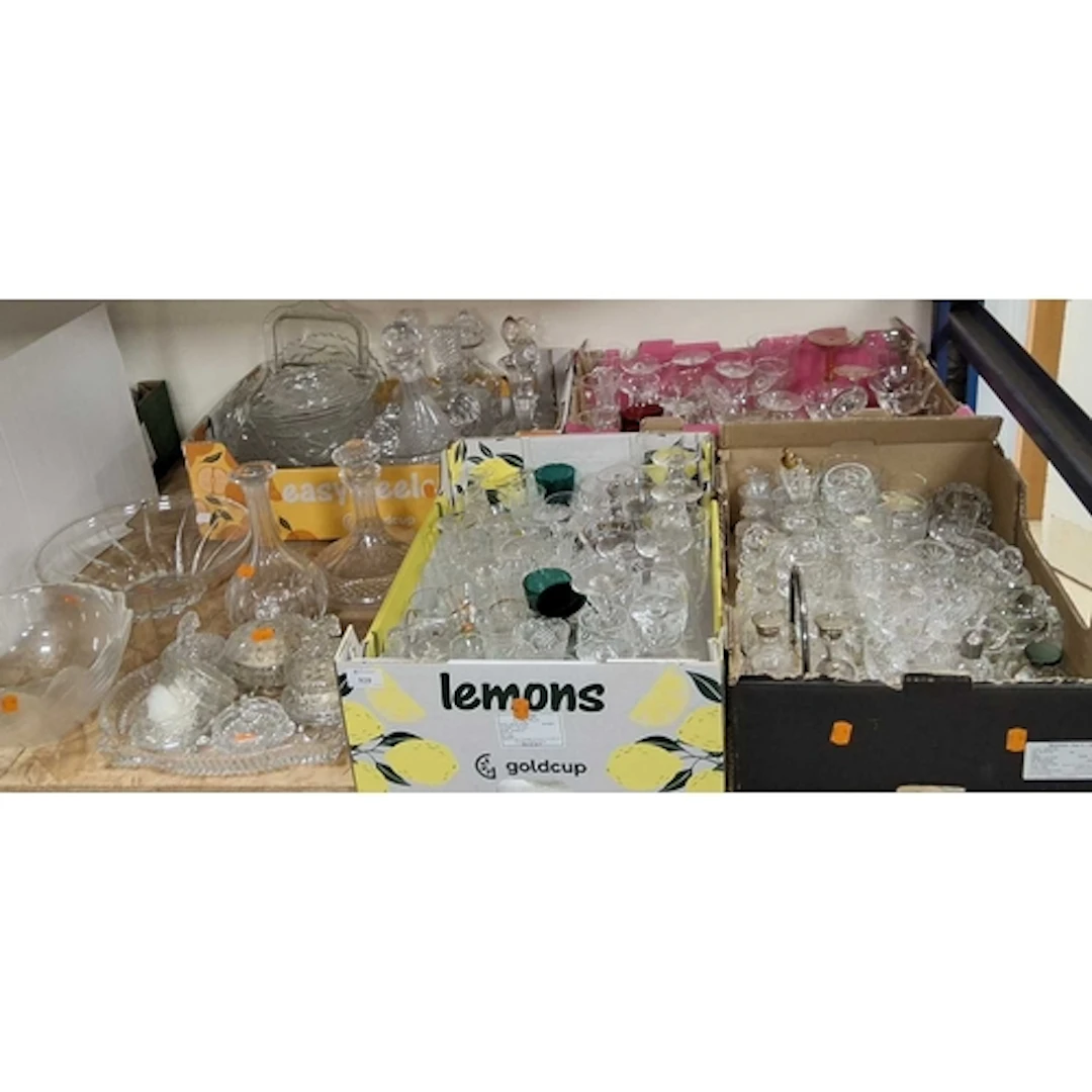 FOUR BOX AND LOOSE GLASSWARE, to include a selection of them...