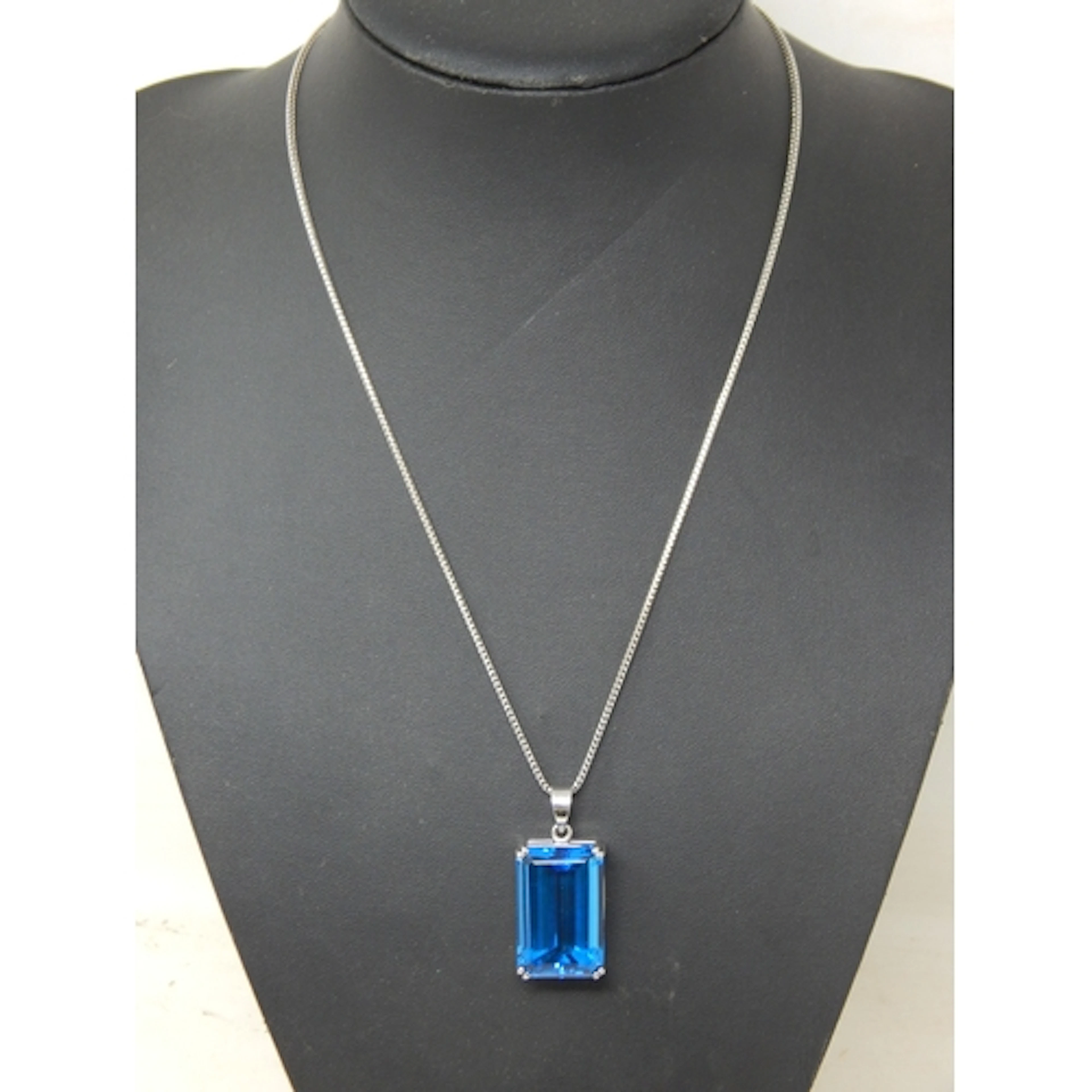 18ct White Gold Blue Topaz Pendant Necklace. The Topaz Estim...