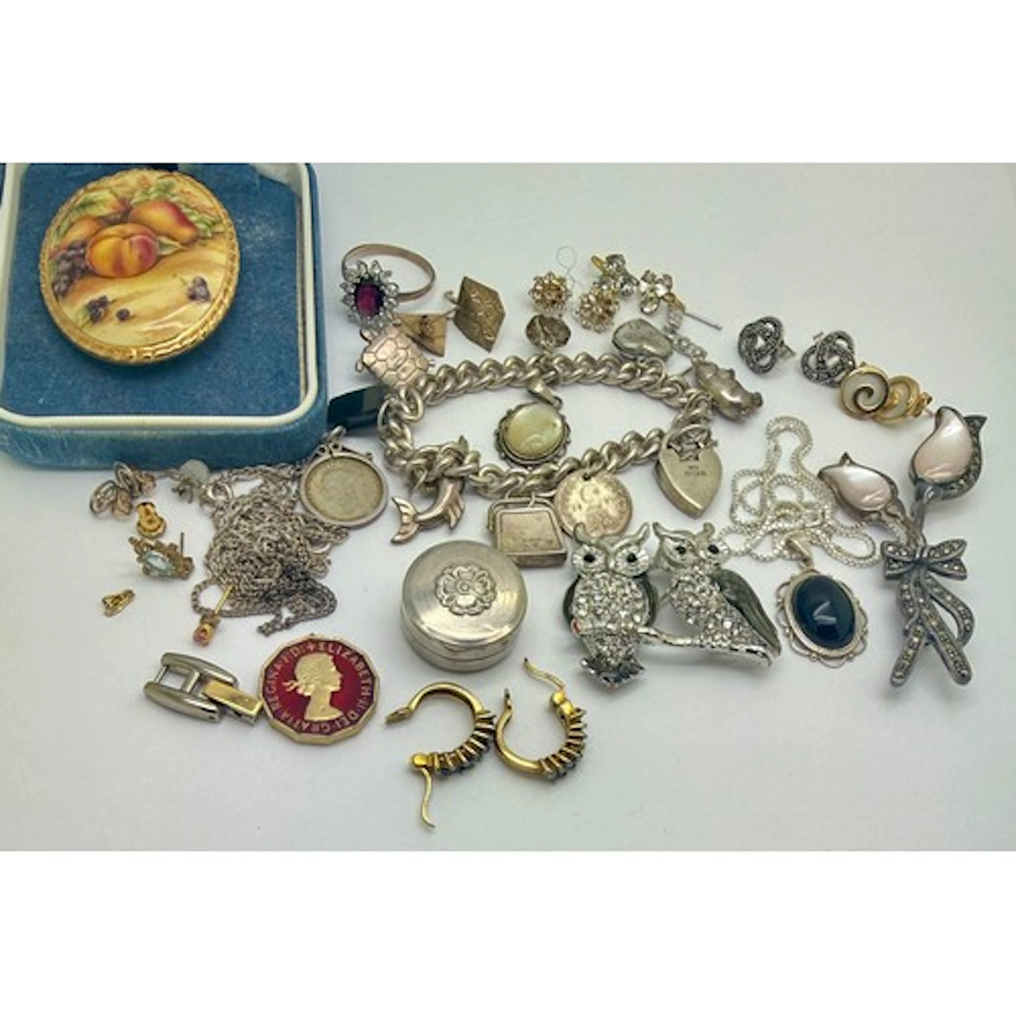 A quantity of vintage costume to include titanium ring, gold...