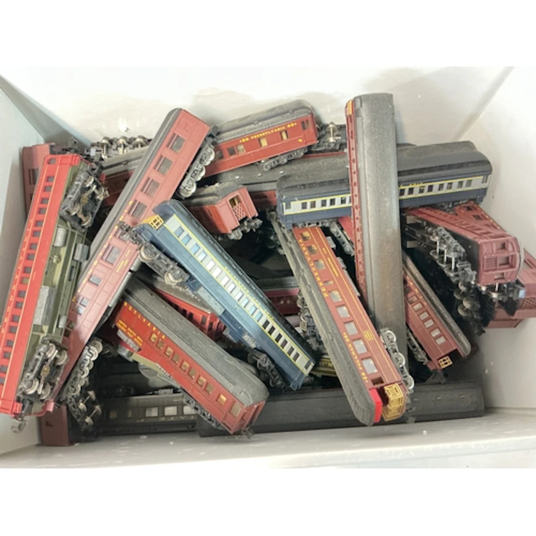 A Box ConyA Collection Of N Gauge Coaches And Wagons. No Res...