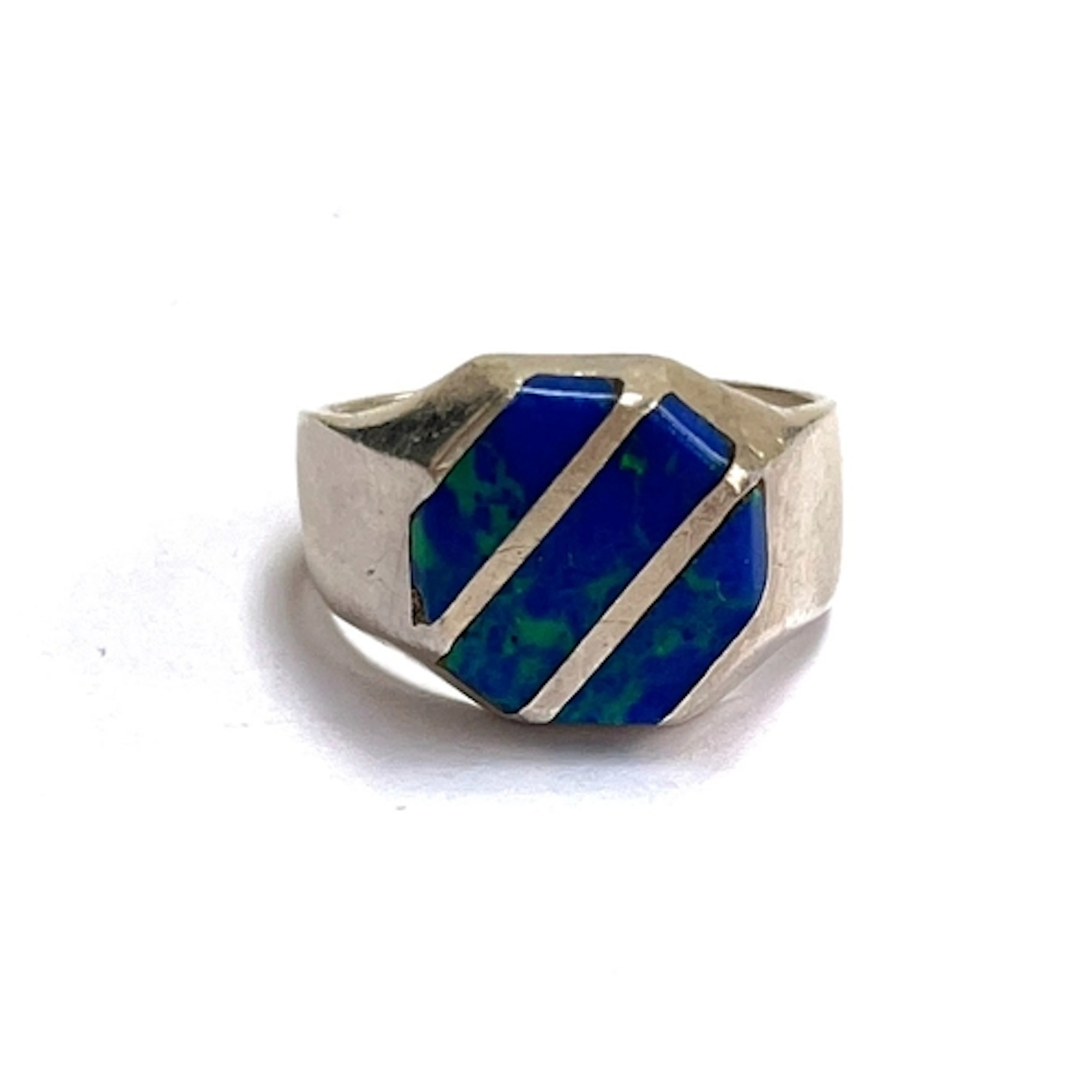 A sterling silver signet ring inlaid with azurite, size T, 1...
