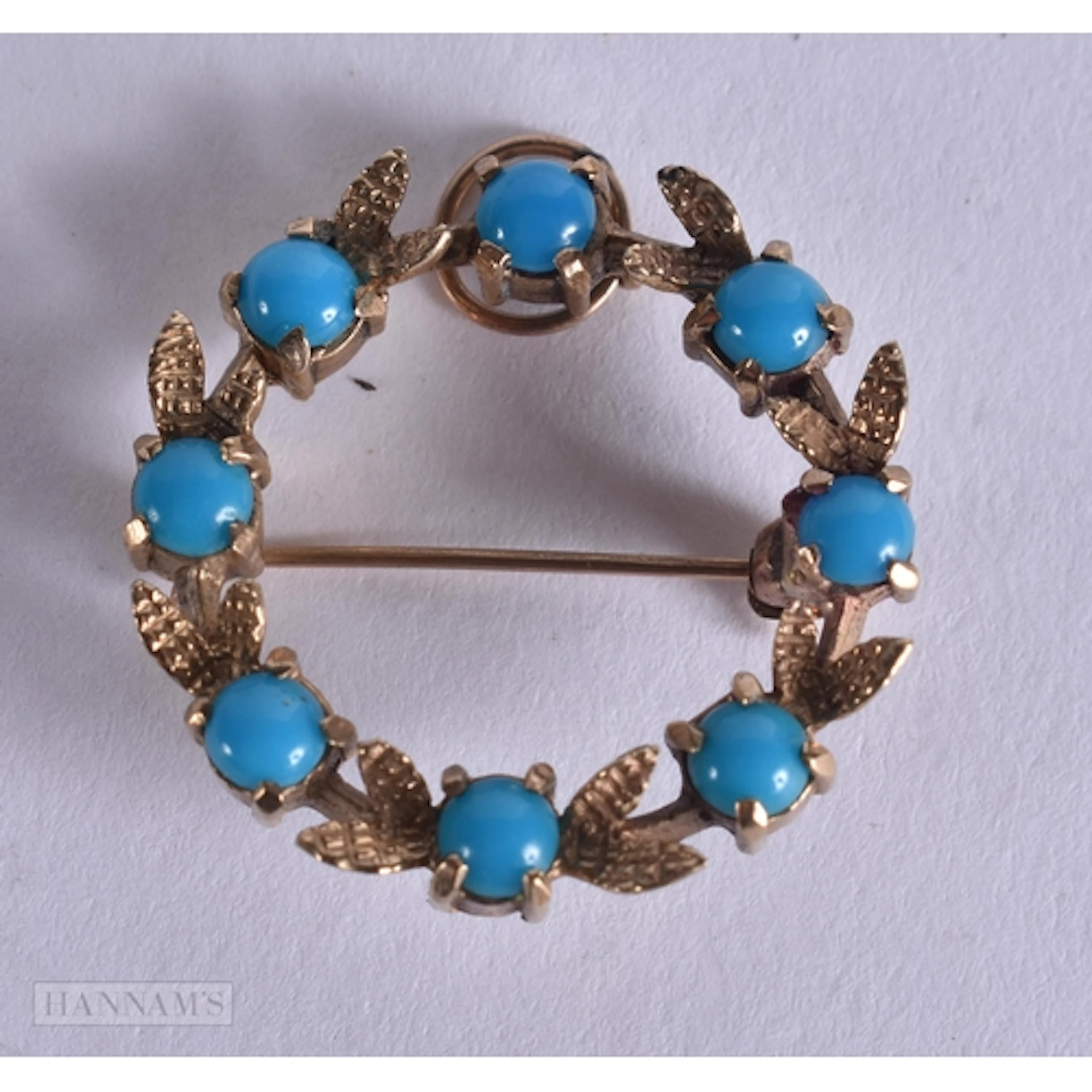 AN EDWARDIAN YELLOW METAL AND TURQUOISE BROOCH. 4.7 grams. 2...