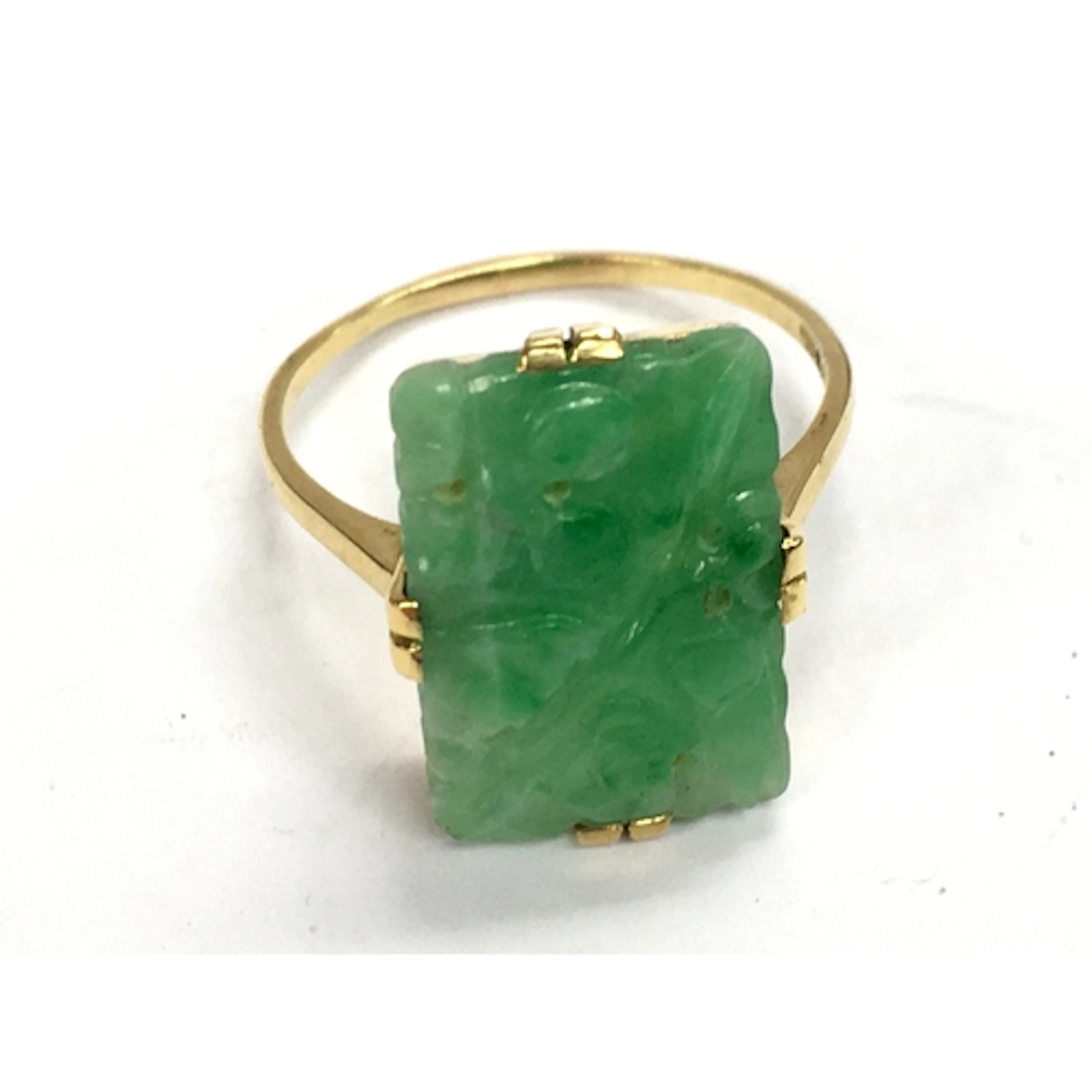 A gold jade ring size S/T, 4.5g total weight