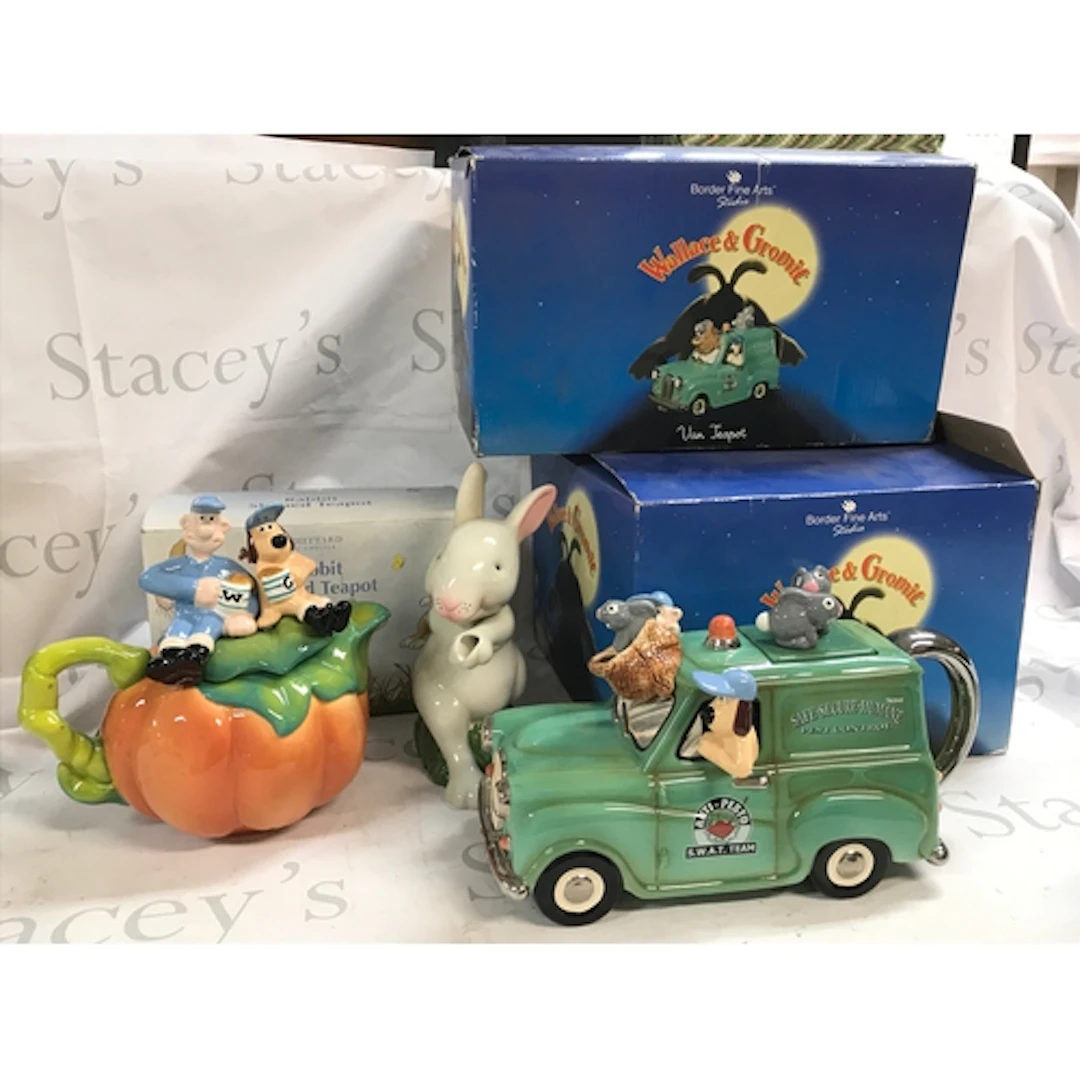 Boxed novelty ceramic tea pots including Wallace and Gromit ...