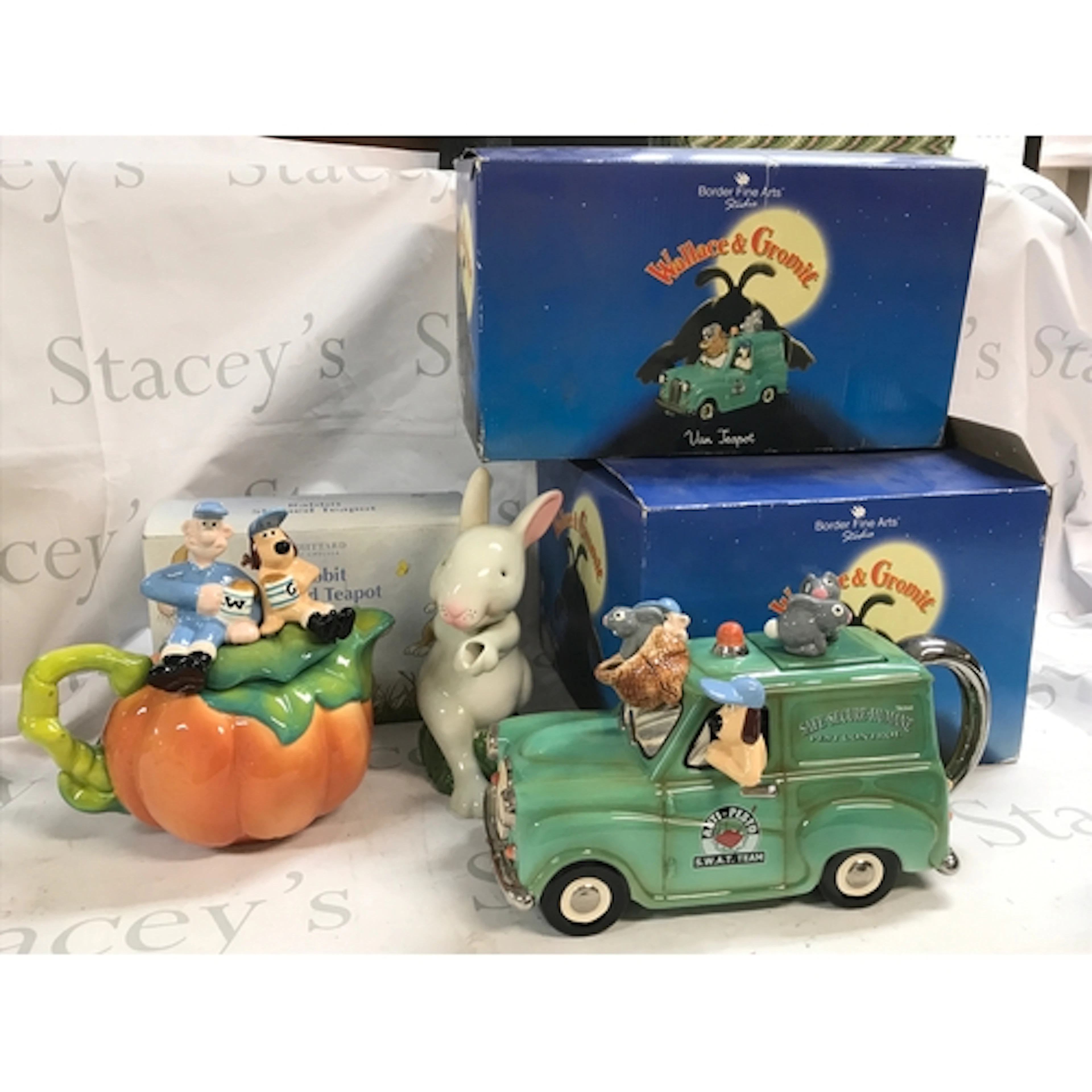 Boxed novelty ceramic tea pots including Wallace and Gromit ...