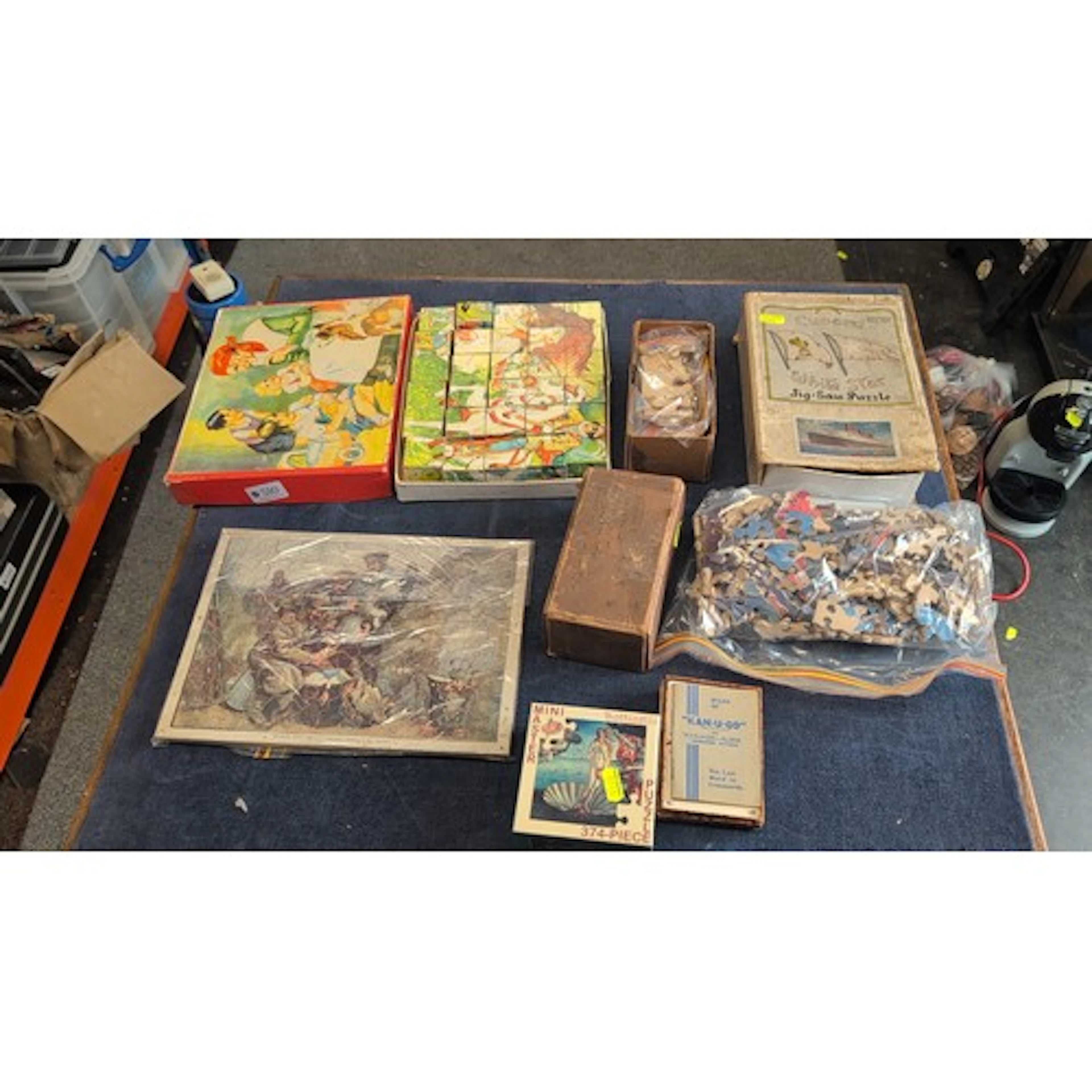 A group of vintage jigsaw puzzles and games, including Cunar...