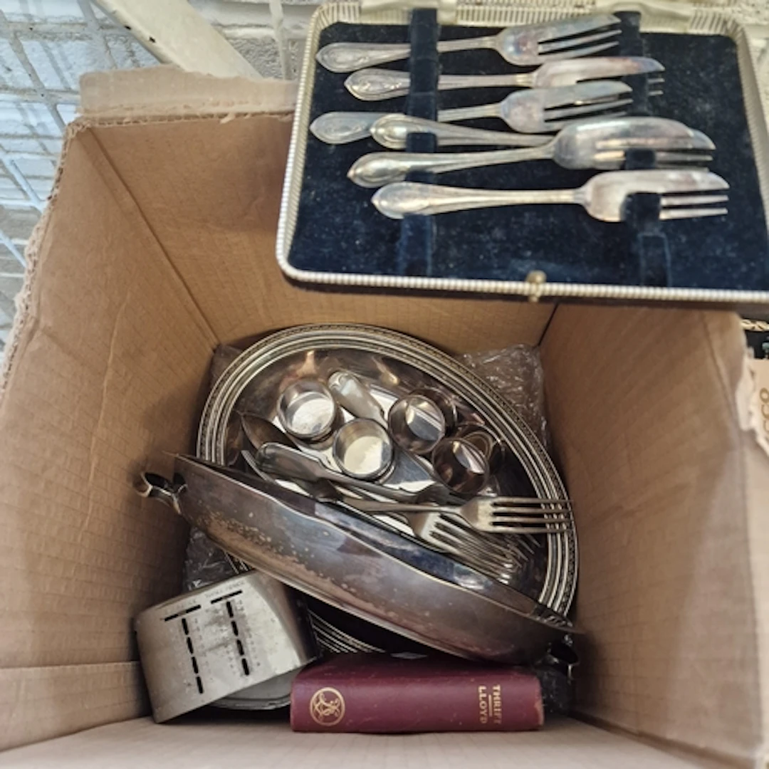 Box of oddments to include: Lloyds Bank money boxes, cased s...