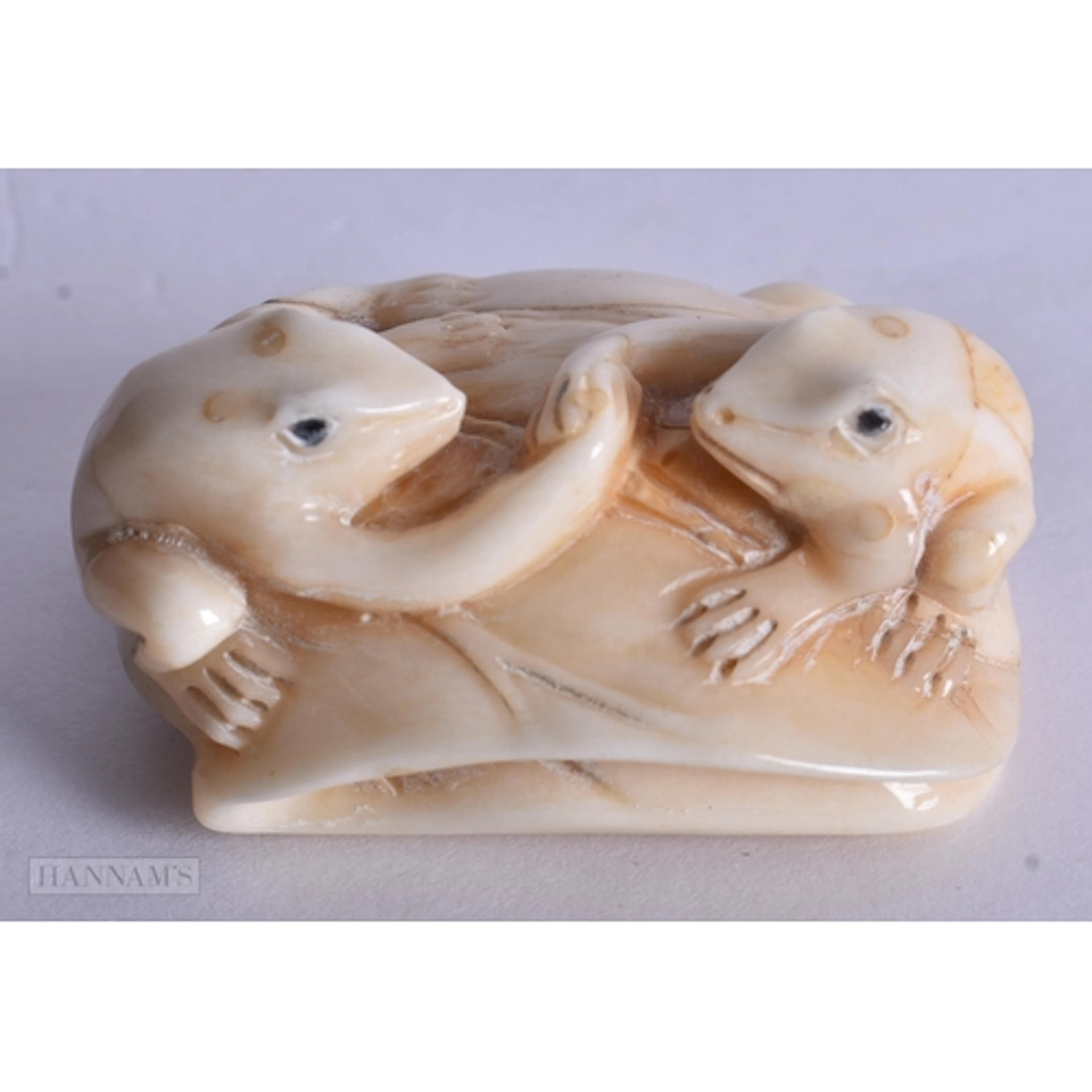 A JAPANESE BONE TOAD NETSUKE. 2.25 cm x 4.25 cm.