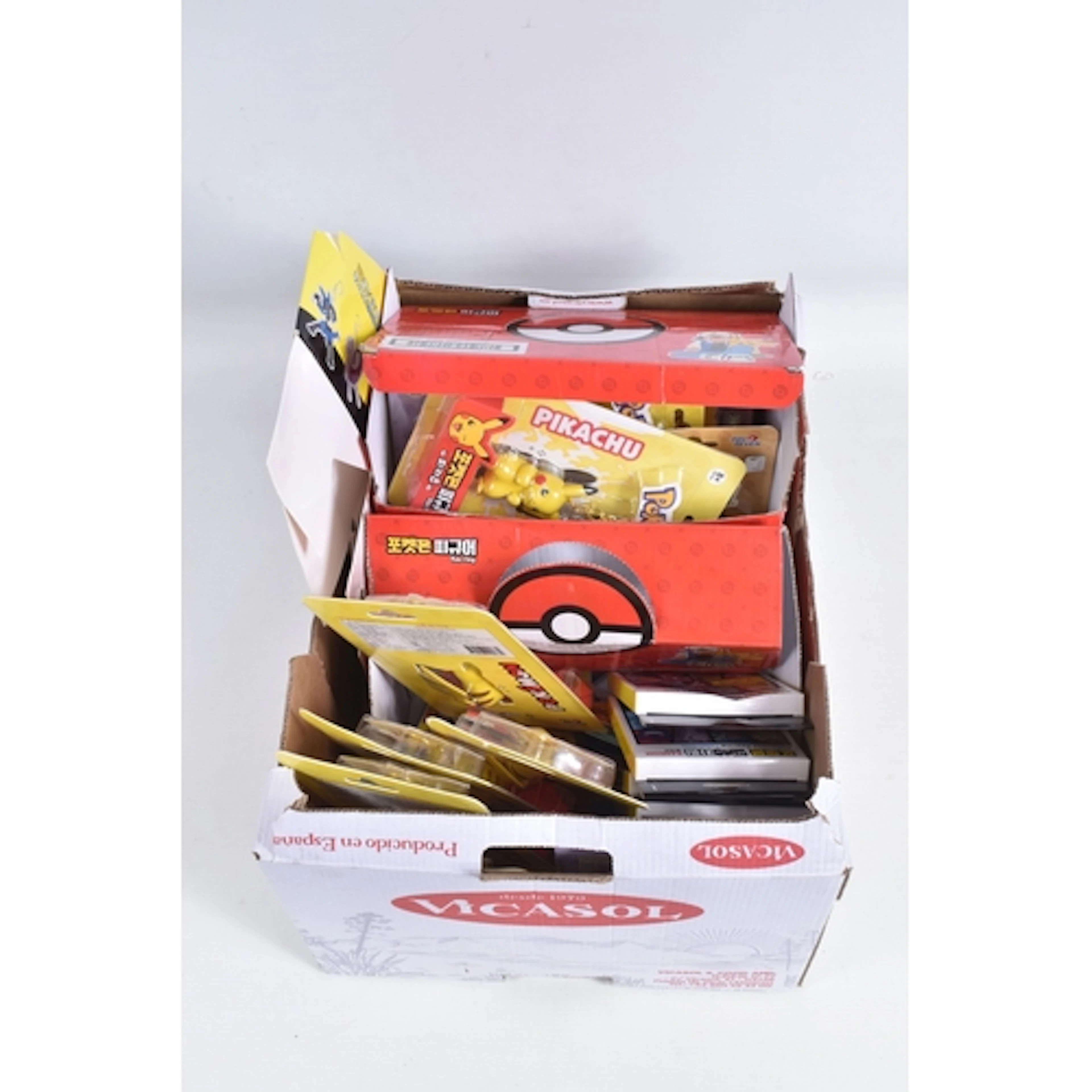 A QUANTITY OF MIXED SEALED NINTENDO POKEMON KEYRINGS, includ...