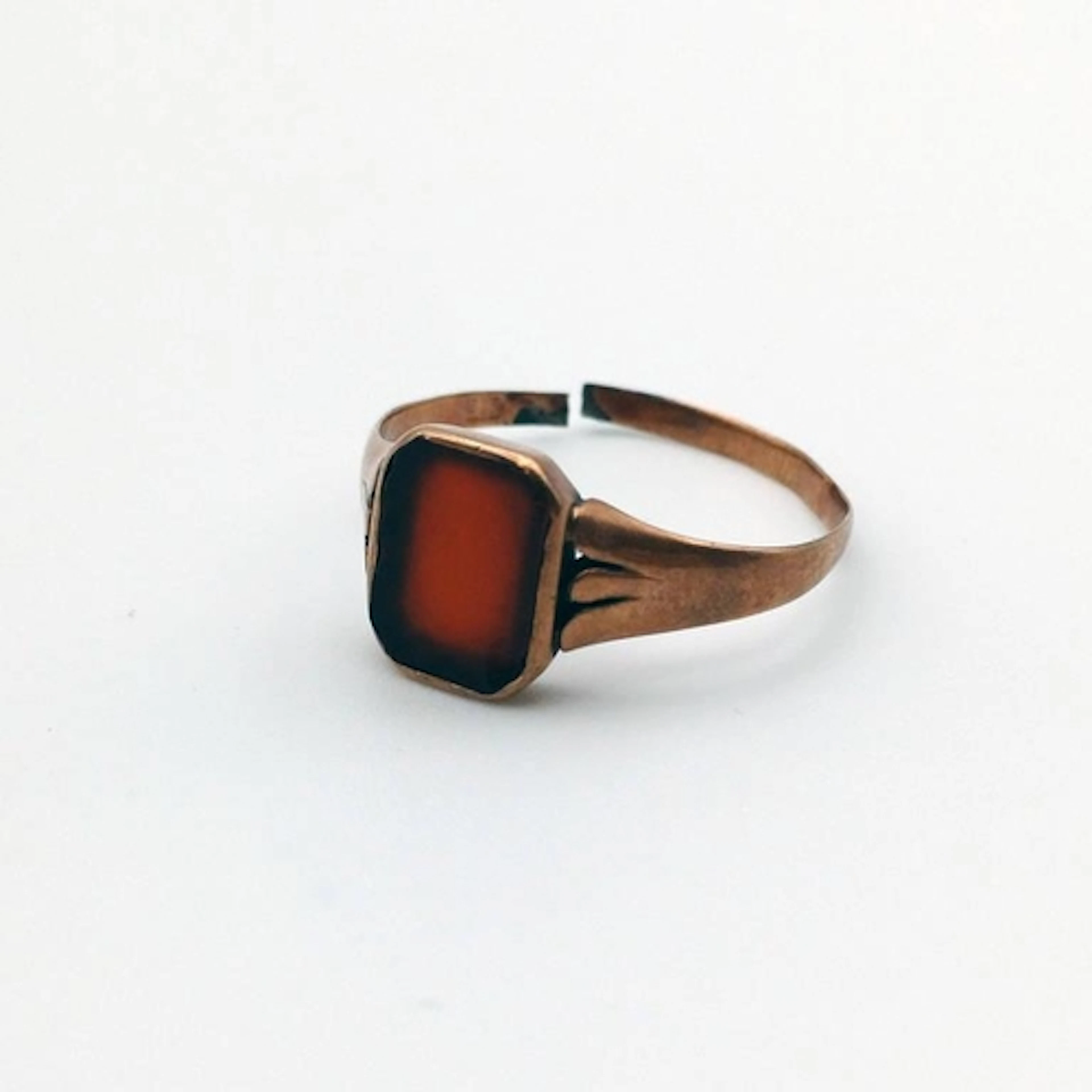 EARLY 20TH CENTURY GOLD SIGNET RING - 2G, DAMAGED