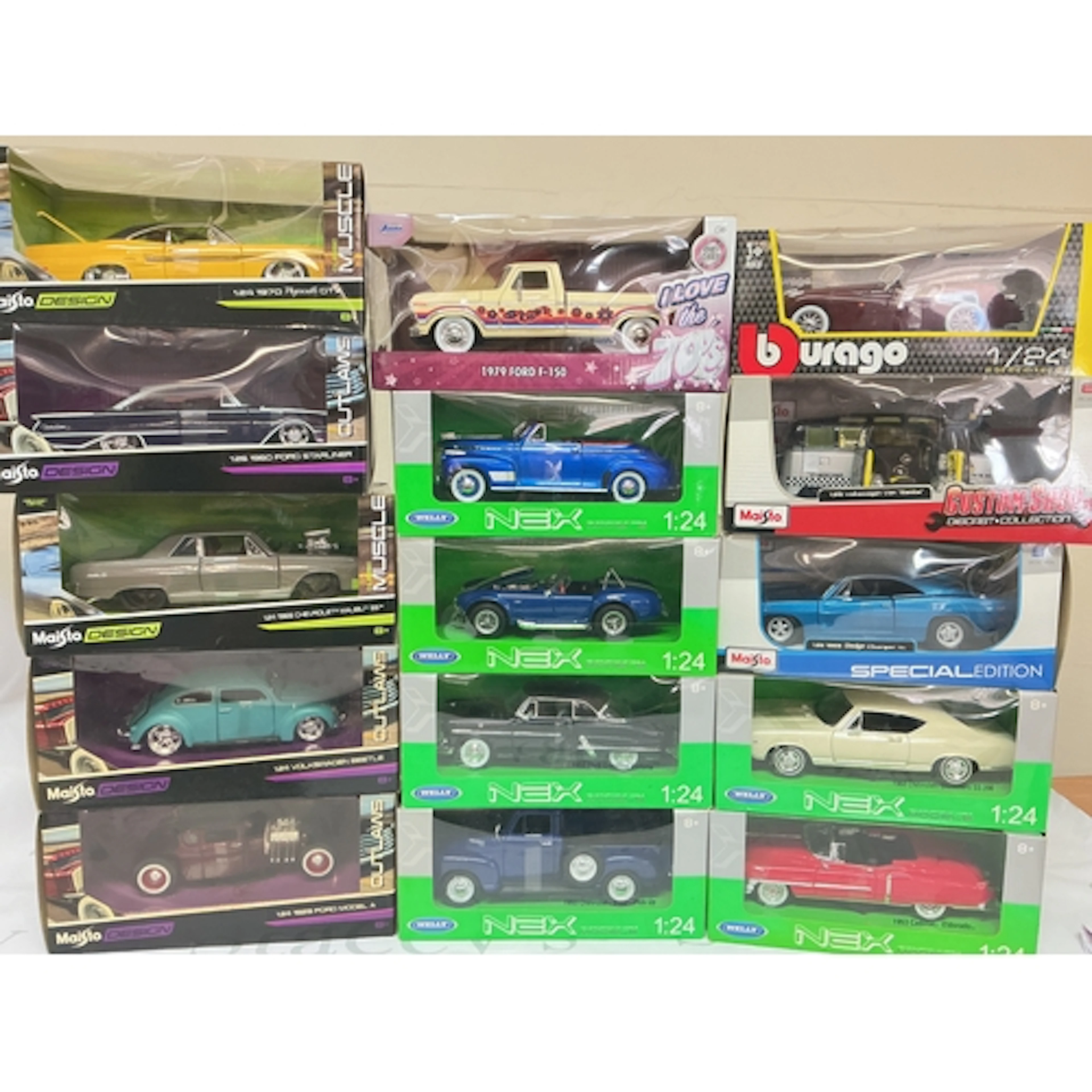 15 Boxed 1/24 Scale Diecast Cars By Maisto, Welly Burago And...