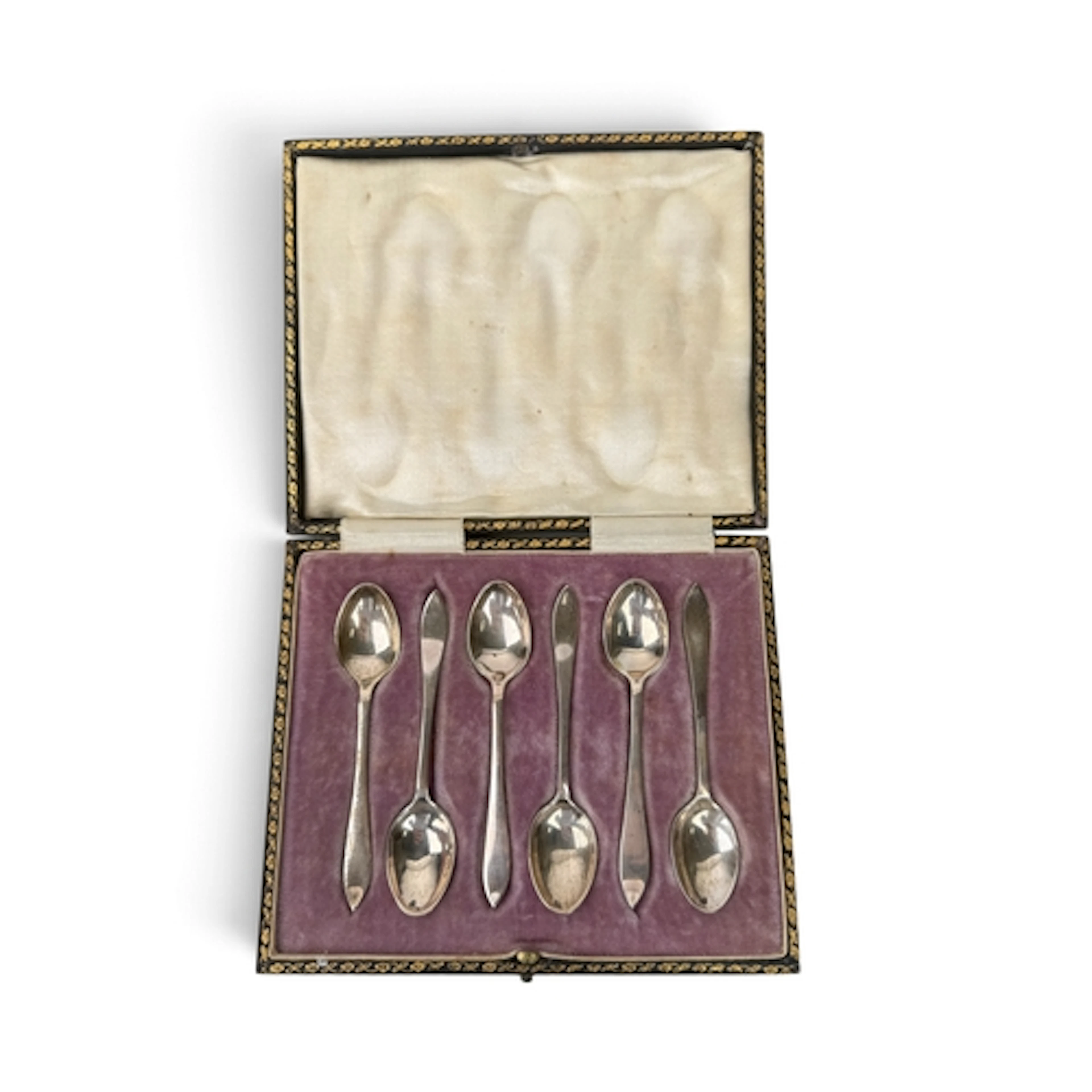 A SET OF SILVER COFFEE SPOONS Total weight: 47gms In fitted ...