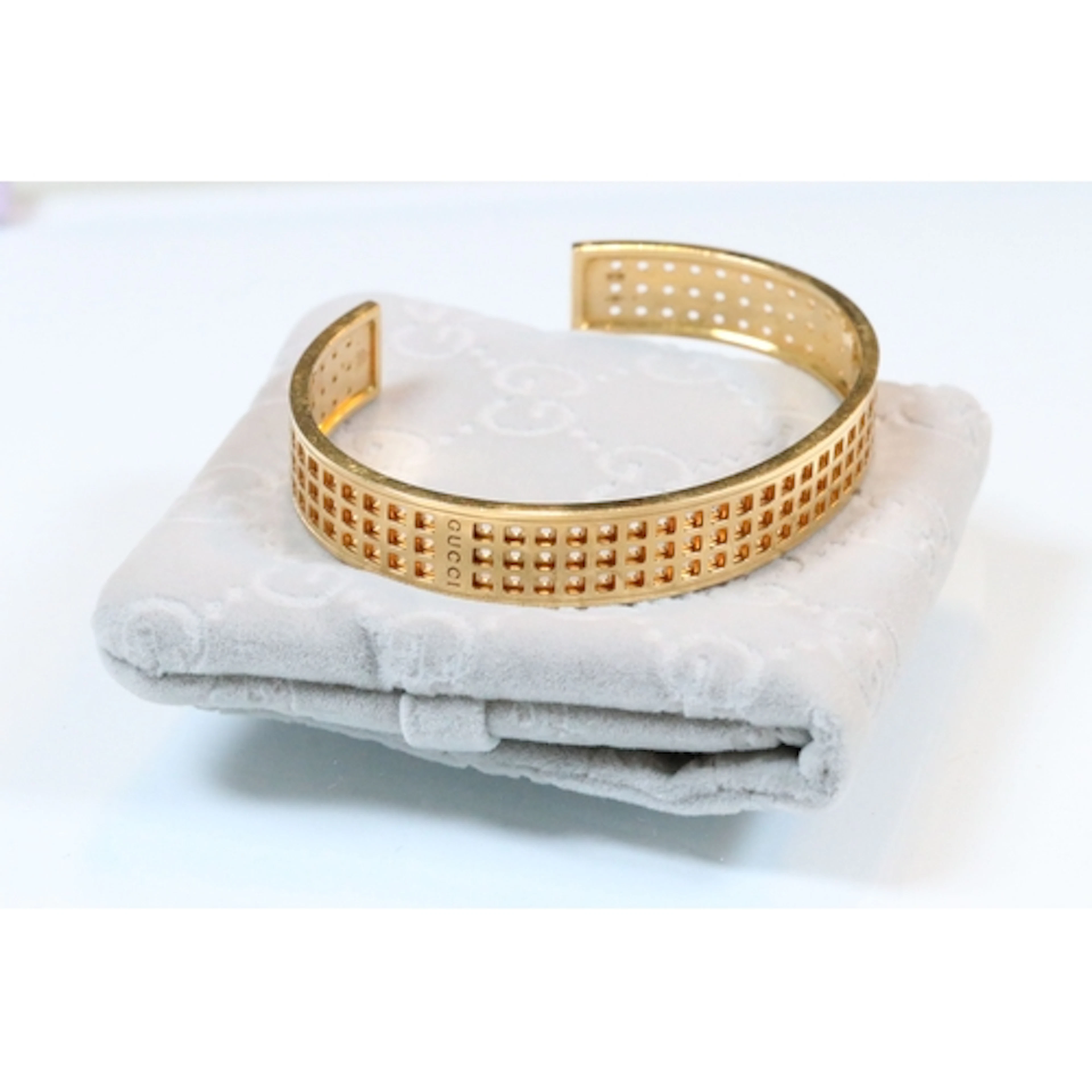 18ct gold Gucci bangle of open form with pierced details. Ma...