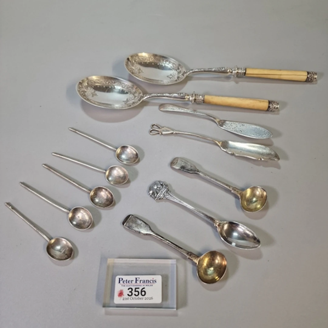 Bag of miscellaneous silver to include various spoons and fi...
