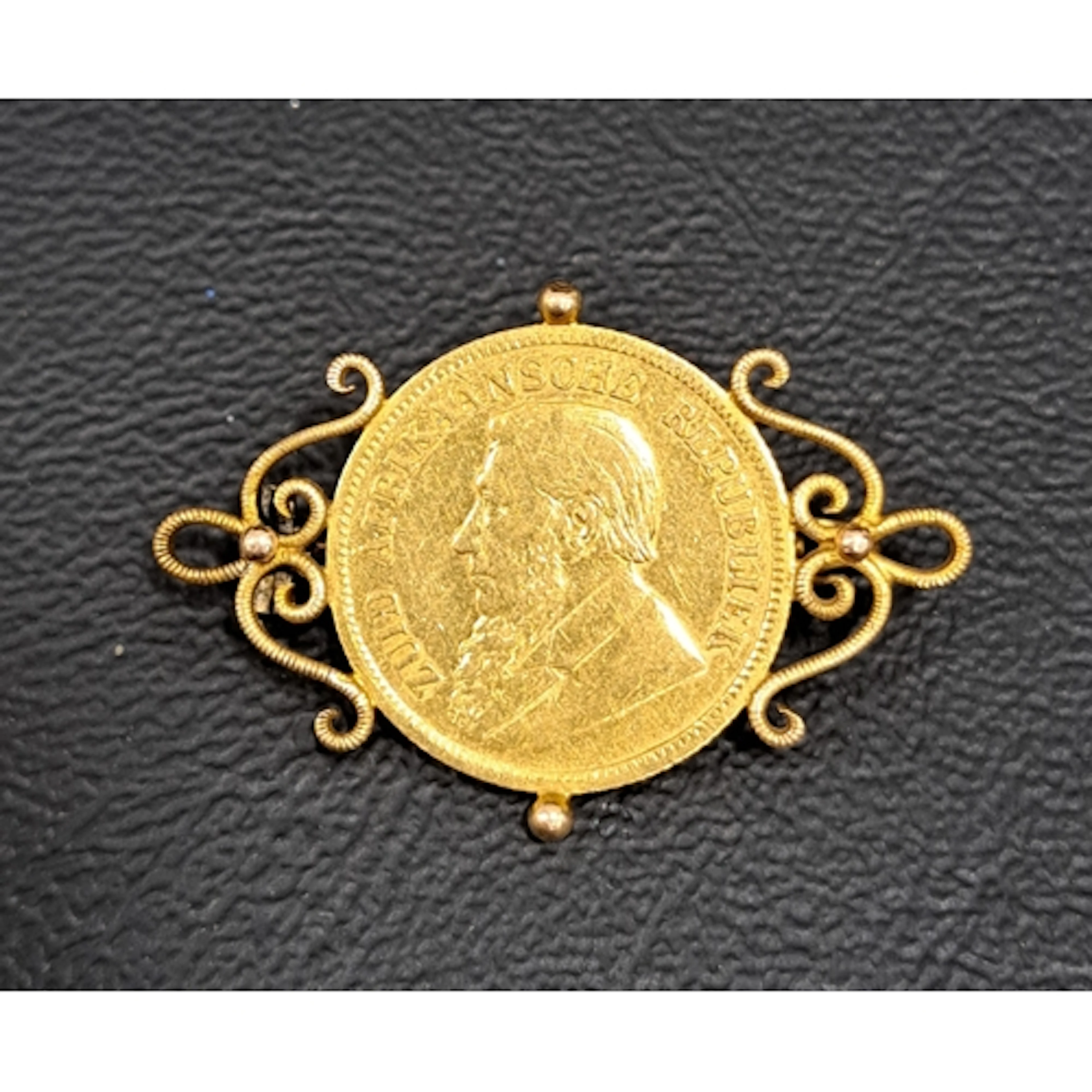 SOUTH AFRICAN 1/2 POND GOLD COIN SET BROOCH the coin dated 1...