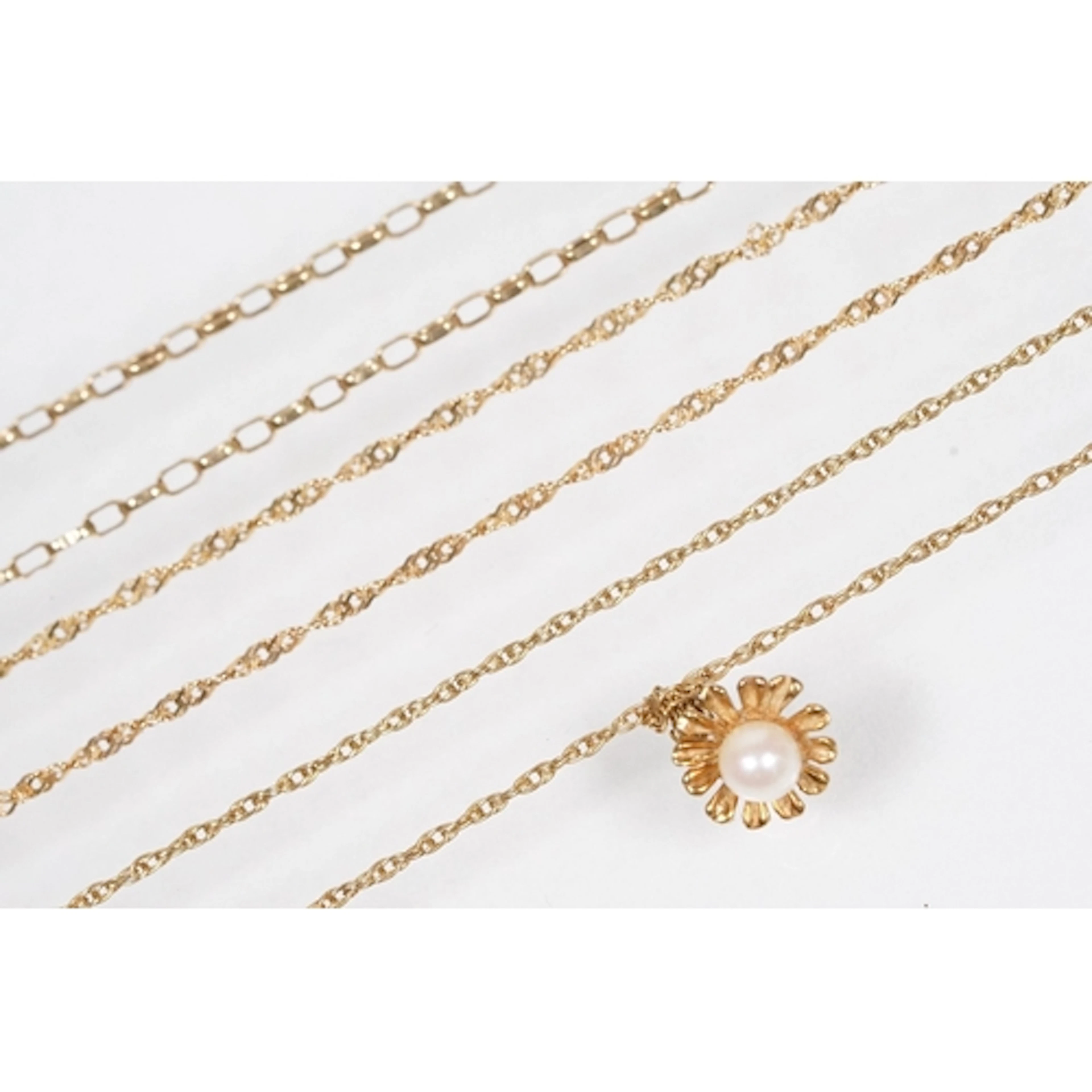 Group of 9ct necklace chains to include a fine box link chai...