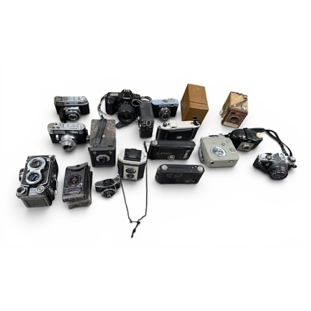 A COLLECTION OF CAMERAS TO INCLUDE KODAK Minolta, Vintage, e...