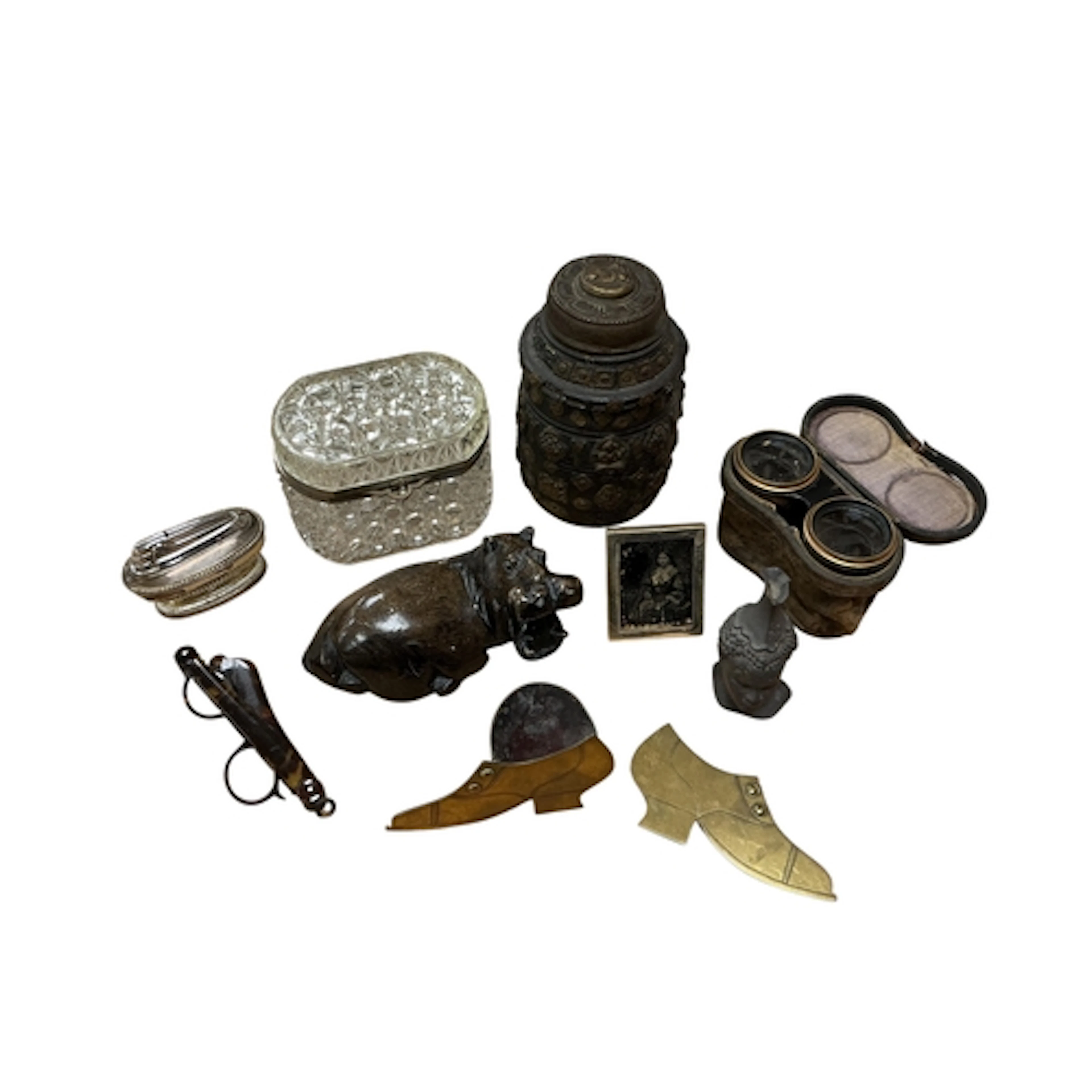 A small collection of sundry items and collectables to inclu...