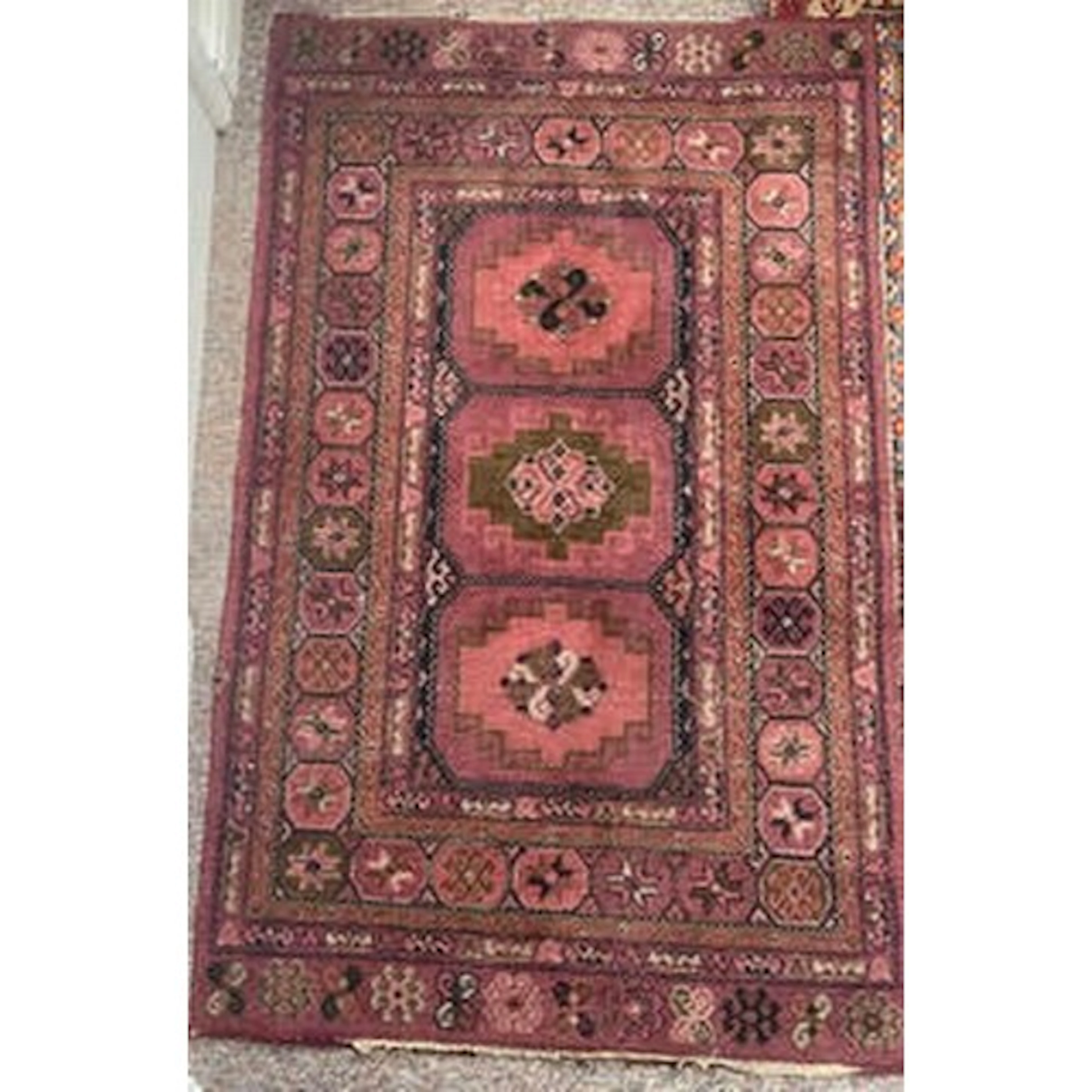 Oriental style rug, 140cm by 87cm.