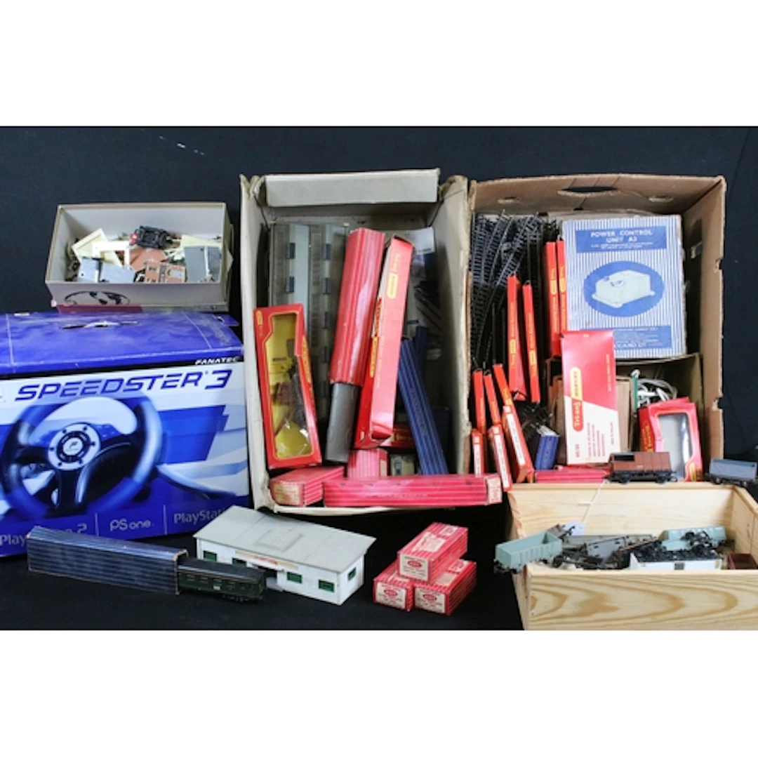 Quantity of OO gauge & Hornby Dublo model railway to include...