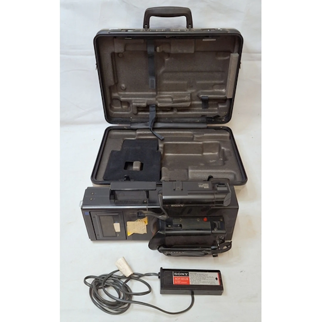 Sony Video 8 Camcorder in original case with adapter UNTESTE...