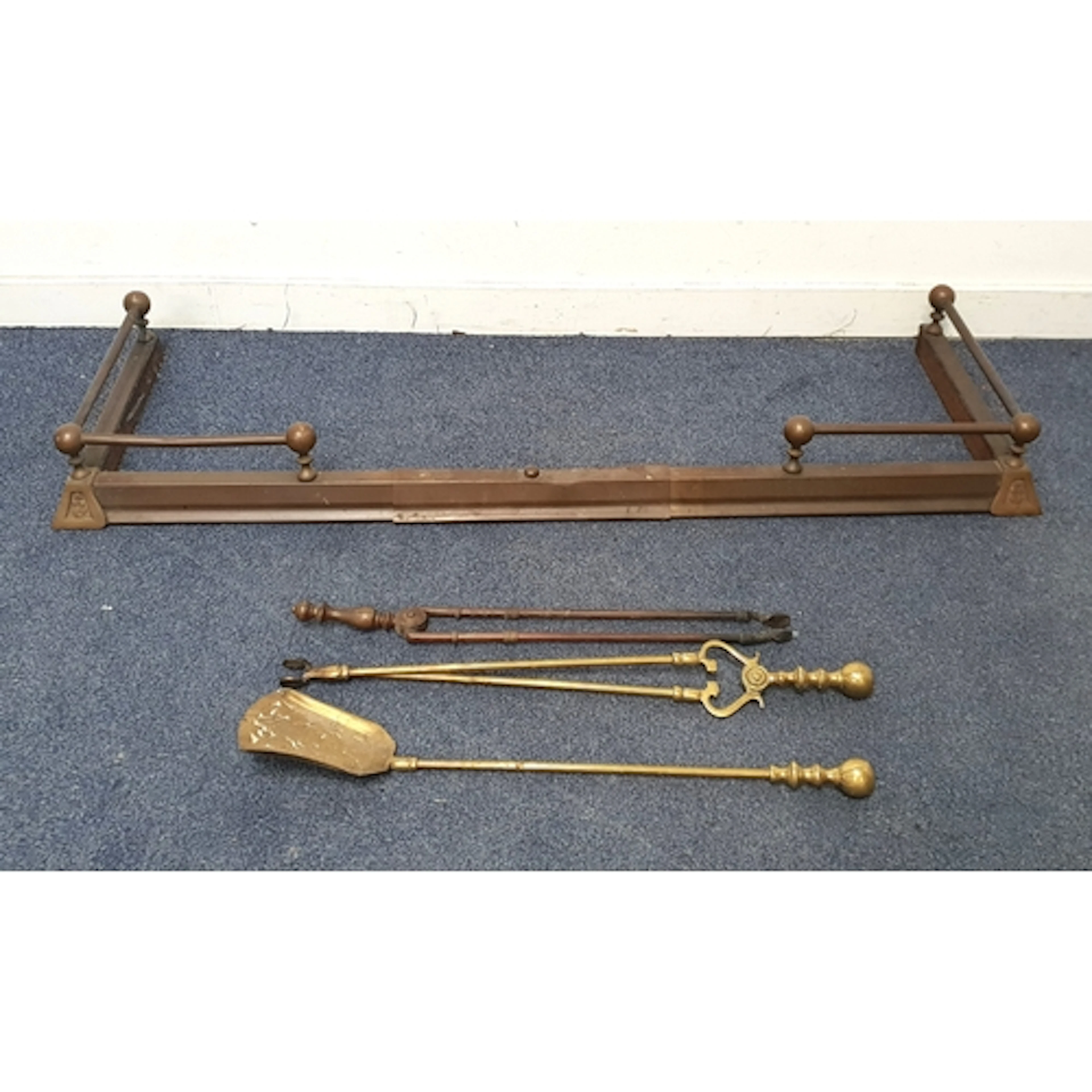 VINTAGE EXTENDABLE BRASS FIREPLACE FENDER the adjustable hea...