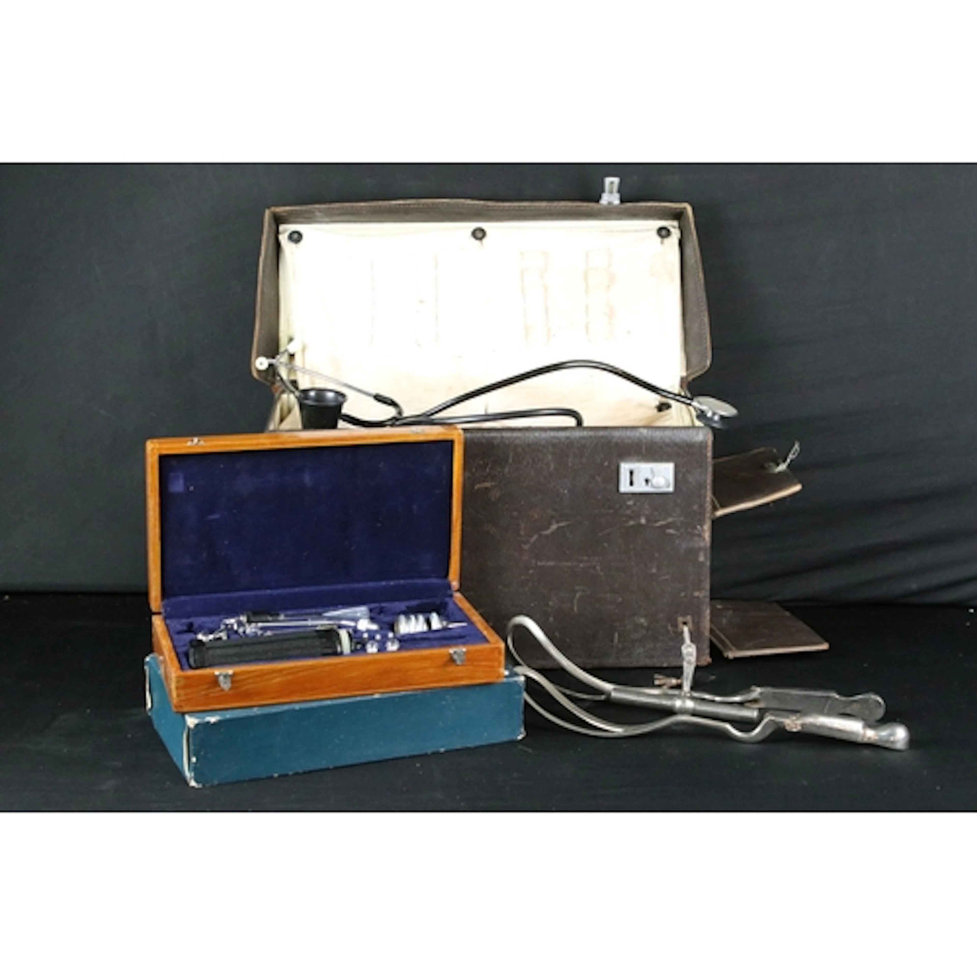 Early - mid 20th century doctor's leather travelling case wi...