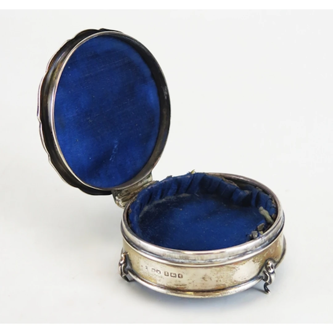 A George V silver ring box, maker Henry Matthews, Birmingham...